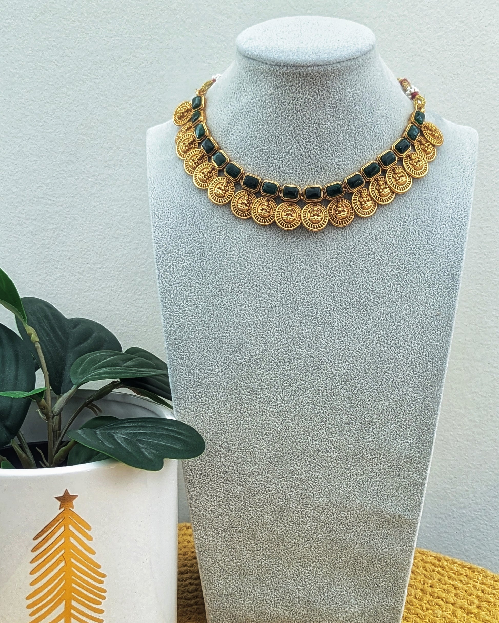 Unique coin golden necklace with Emerald green kemp stones, comes with dainty earrings. South indian style jewelry looks like real gold. Imitation jewelry. Pick-up in Ajax Ontario. Worldwide shipping available. Perfect for weddings, festival jewelry, indian Jewelry, kids jewelry, kundan jewelry, gifting, costume jewelry, fashion jewelry, Eid, onam, Diwali, karwachauth, navratri. Free shipping available. Jewelry for women. Indian jewelry in ajax durham region. Bollywood style jewelry.