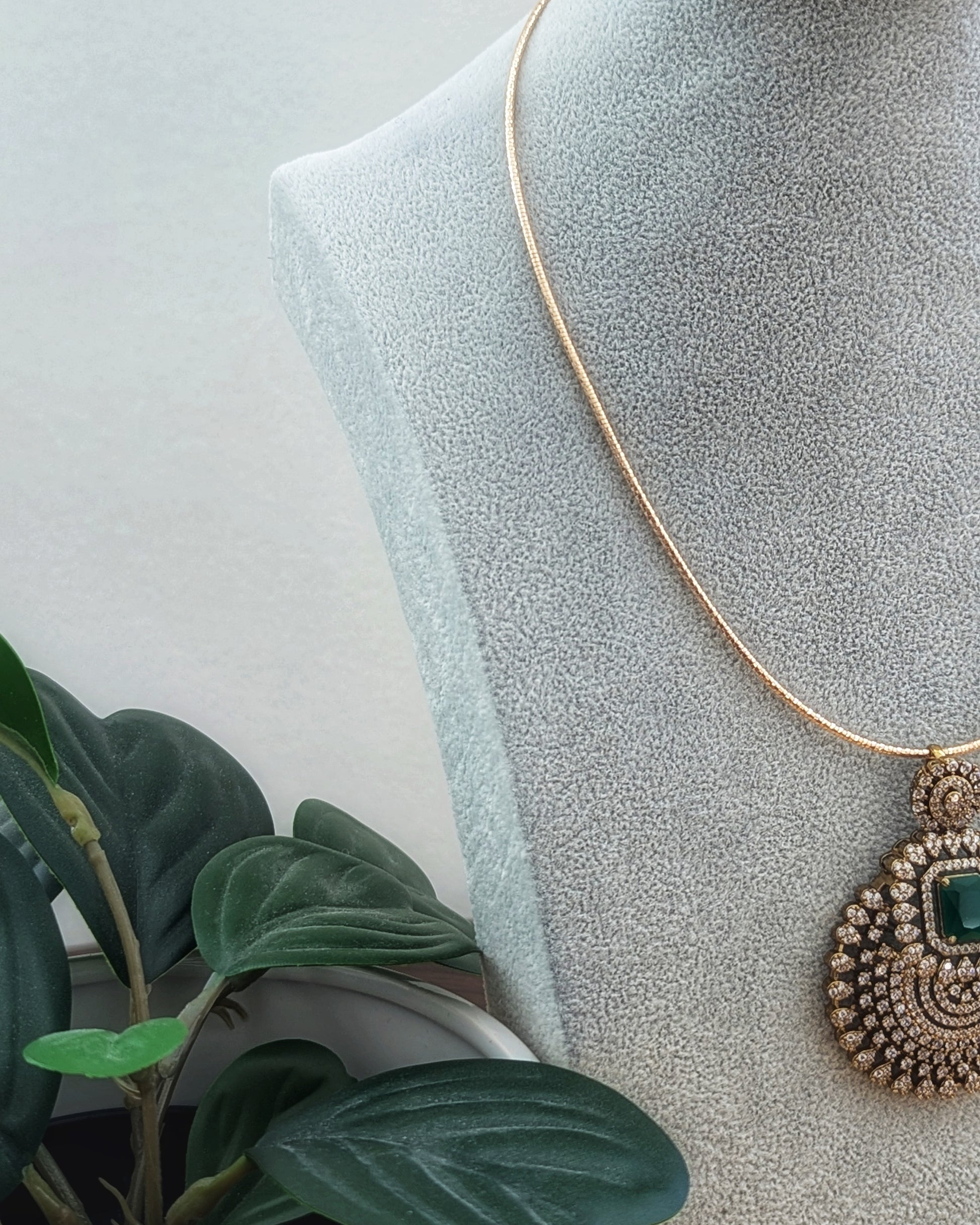 Gold and green Kundan earrings, chandbali style. Imitation jewelry. Pick-up in Ajax Ontario. Worldwide shipping available. Perfect for weddings, festival jewelry, indian Jewelry, kids jewelry, kundan jewelry, gifting, costume jewelry, fashion jewelry, Eid, onam, Diwali, karwachauth, navratri. Free shipping available. Jewelry for women. Indian jewelry in ajax durham region. Bollywood style jewelry.