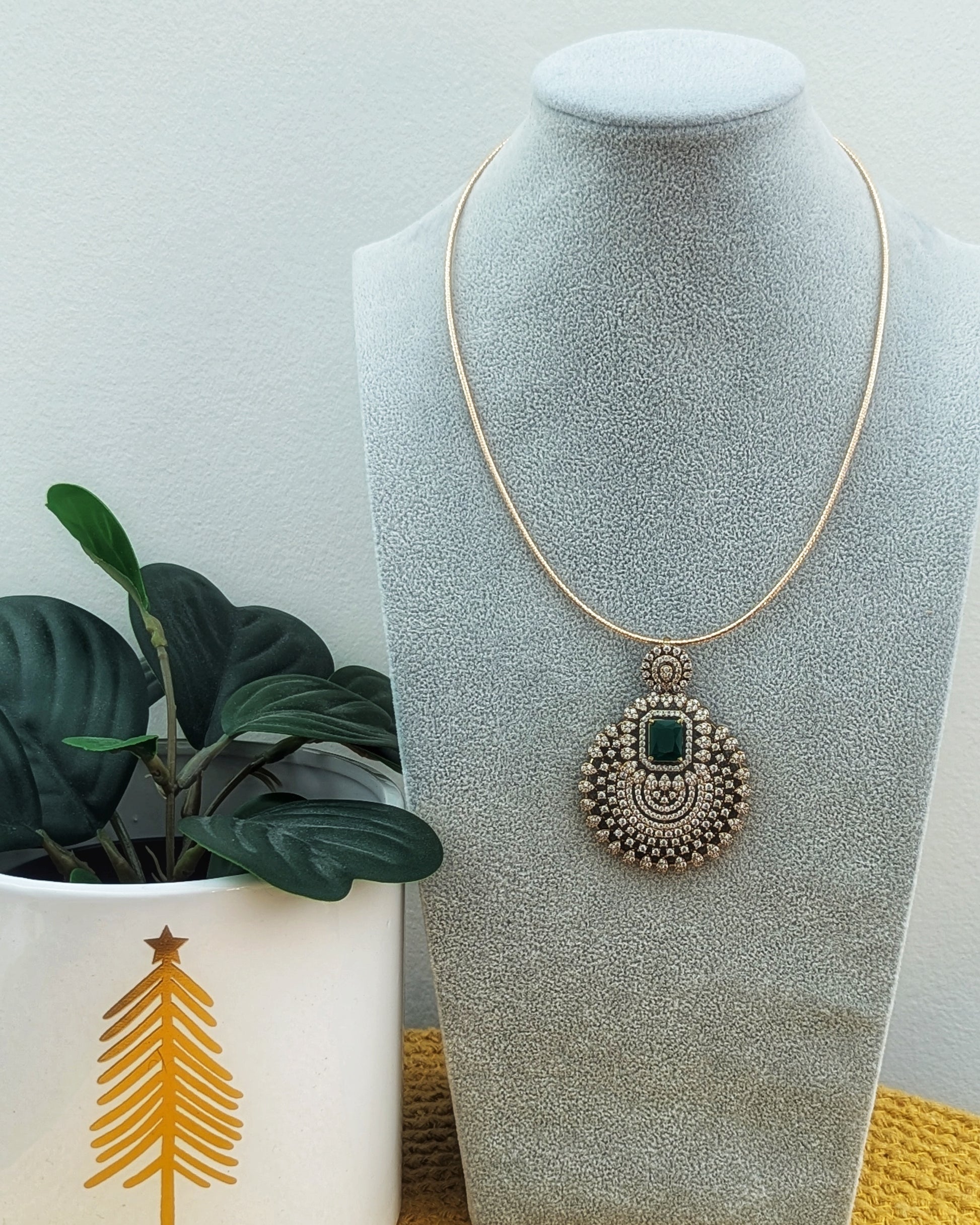 Gold and green Kundan earrings, chandbali style. Imitation jewelry. Pick-up in Ajax Ontario. Worldwide shipping available. Perfect for weddings, festival jewelry, indian Jewelry, kids jewelry, kundan jewelry, gifting, costume jewelry, fashion jewelry, Eid, onam, Diwali, karwachauth, navratri. Free shipping available. Jewelry for women. Indian jewelry in ajax durham region. Bollywood style jewelry.