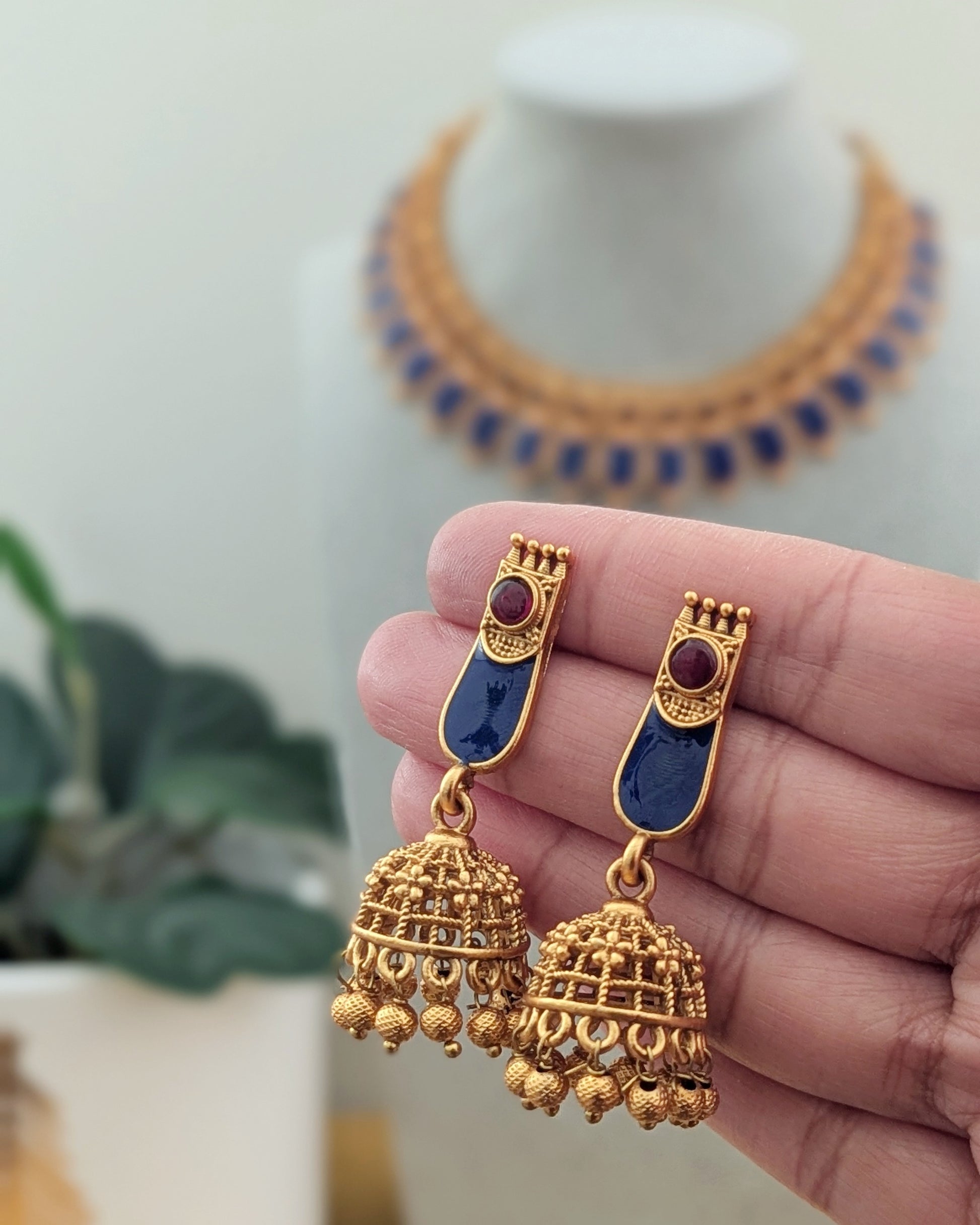 Traditional kemp palakka necklace in blue. Unique coin golden necklace with Emerald green kemp stones, comes with dainty earrings. South indian style jewelry looks like real gold. Imitation jewelry. Pick-up in Ajax Ontario. Worldwide shipping available. Perfect for weddings, festival jewelry, indian Jewelry, kids jewelry, kundan jewelry, gifting, costume jewelry, fashion jewelry, Eid, onam, Diwali, karwachauth, navratri. Free shipping available. Jewelry for women. Indian jewelry in ajax durham region.