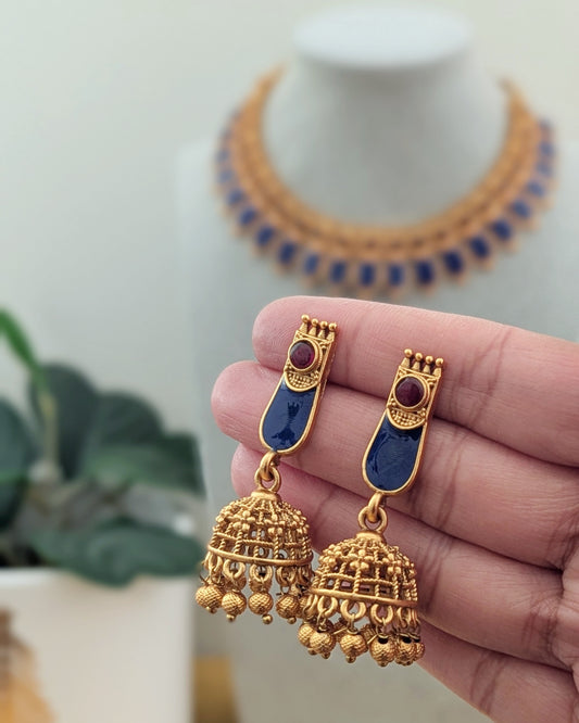 Traditional kemp palakka necklace in blue. Unique coin golden necklace with Emerald green kemp stones, comes with dainty earrings. South indian style jewelry looks like real gold. Imitation jewelry. Pick-up in Ajax Ontario. Worldwide shipping available. Perfect for weddings, festival jewelry, indian Jewelry, kids jewelry, kundan jewelry, gifting, costume jewelry, fashion jewelry, Eid, onam, Diwali, karwachauth, navratri. Free shipping available. Jewelry for women. Indian jewelry in ajax durham region.