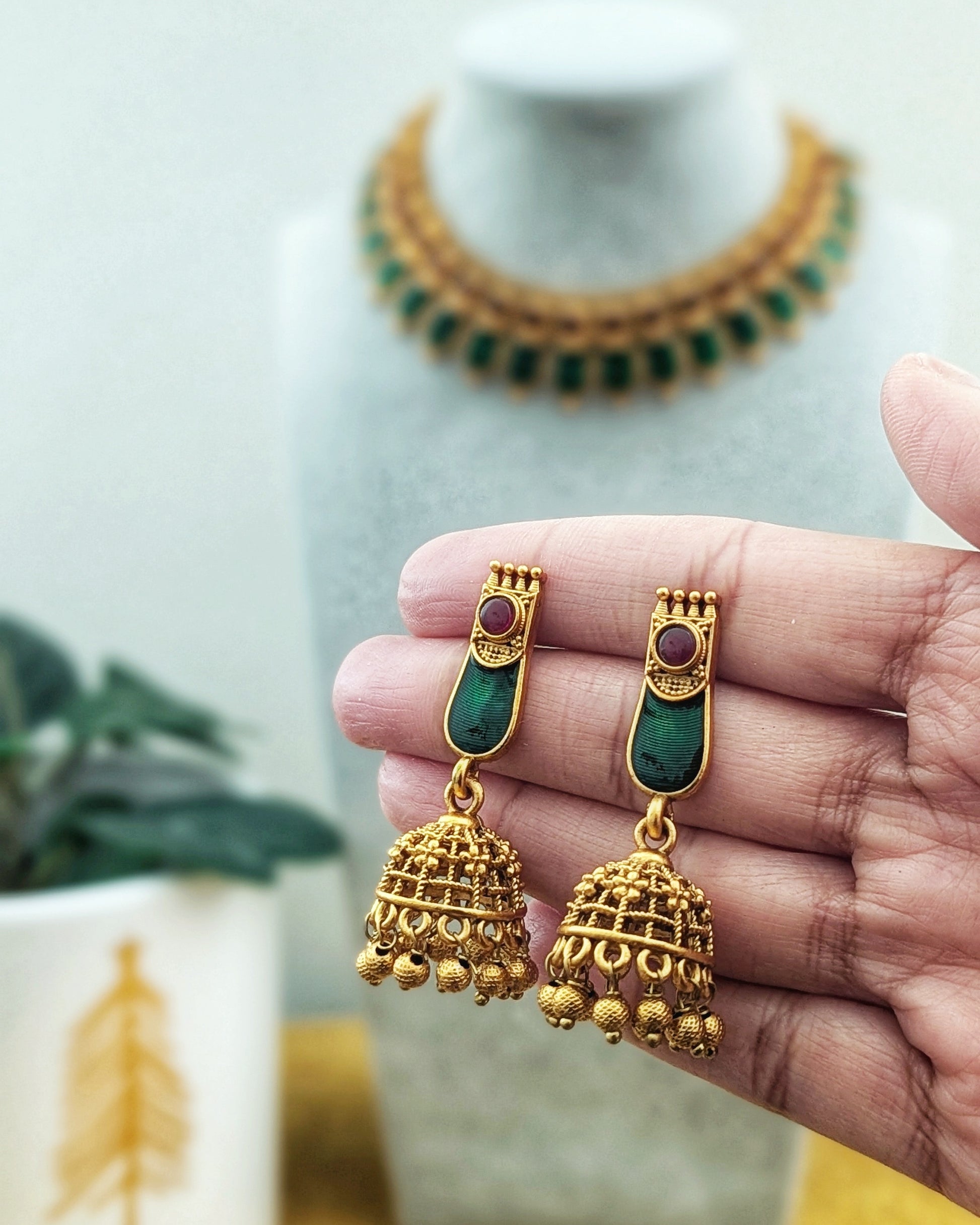 Traditional kemp palakka necklace with jhumkis. Unique coin golden necklace with Emerald green kemp stones, comes with dainty earrings. South indian style jewelry looks like real gold. Imitation jewelry. Pick-up in Ajax Ontario. Worldwide shipping available. Perfect for weddings, festival jewelry, indian Jewelry, kids jewelry, kundan jewelry, gifting, costume jewelry, fashion jewelry, Eid, onam, Diwali, karwachauth, navratri. Free shipping available. Jewelry for women. Indian jewelry in ajax durham region.