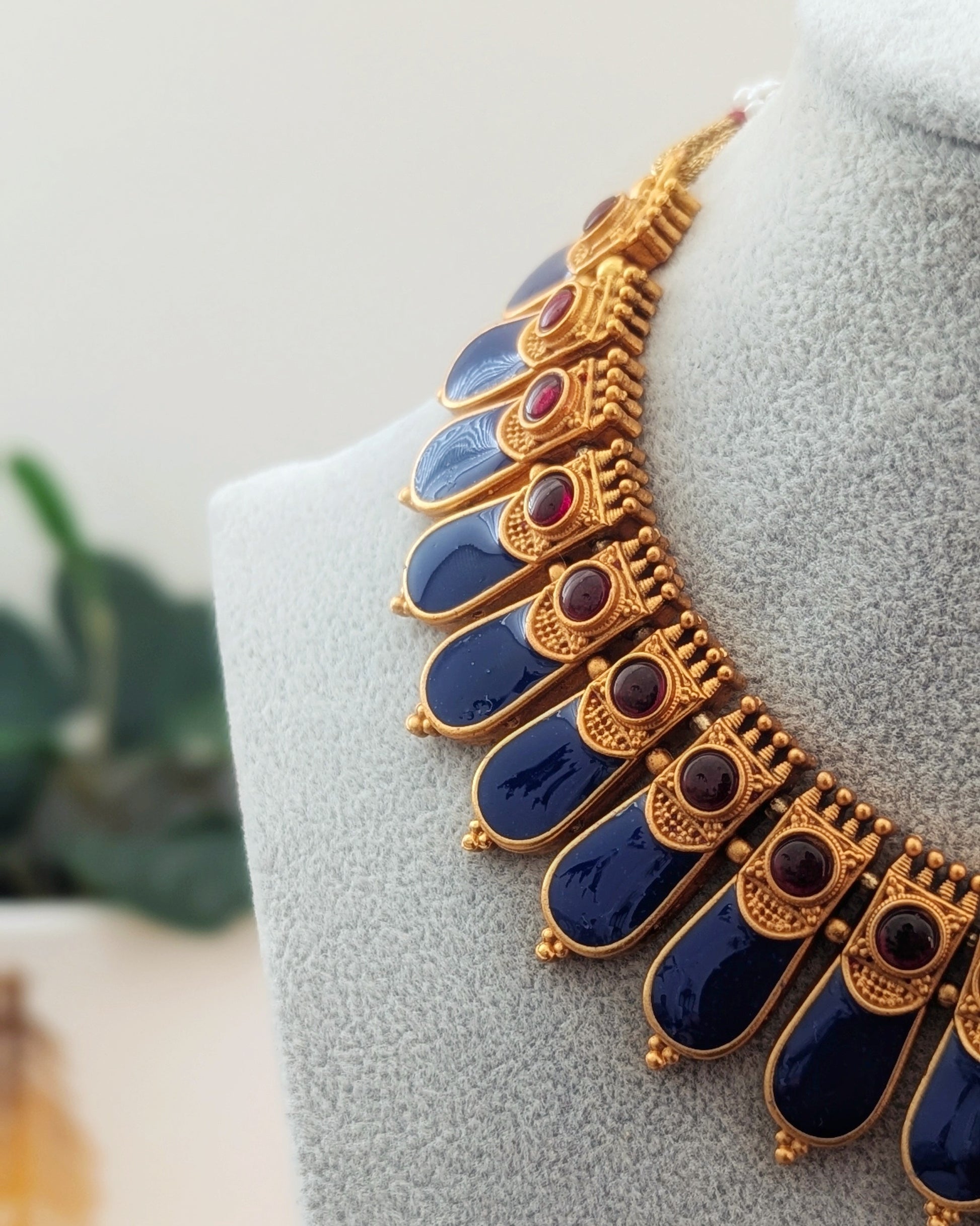 Traditional kemp palakka necklace in blue. Unique coin golden necklace with Emerald green kemp stones, comes with dainty earrings. South indian style jewelry looks like real gold. Imitation jewelry. Pick-up in Ajax Ontario. Worldwide shipping available. Perfect for weddings, festival jewelry, indian Jewelry, kids jewelry, kundan jewelry, gifting, costume jewelry, fashion jewelry, Eid, onam, Diwali, karwachauth, navratri. Free shipping available. Jewelry for women. Indian jewelry in ajax durham region.