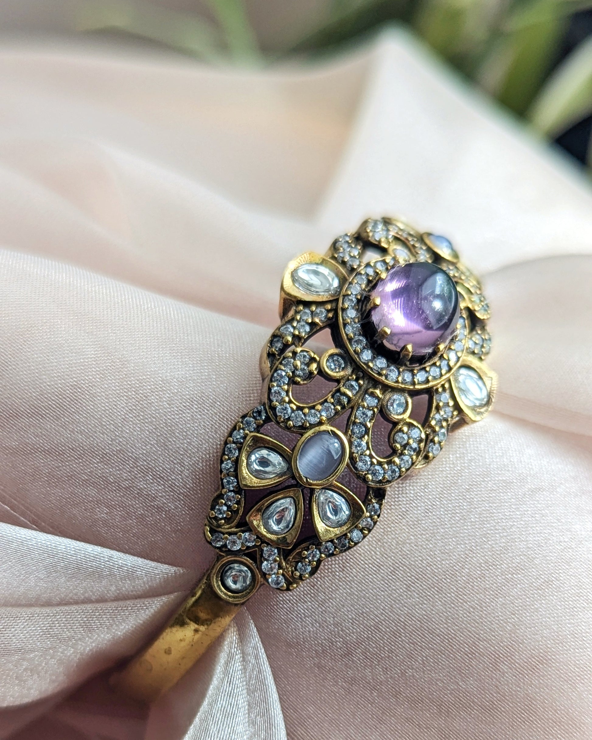 Single Bangle with purple gemstone and gold accents on a soft fabric background. Pick-up in Ajax Ontario. Worldwide shipping available. Perfect for wedding, festival jewelry, indian Jewelry, kids jewelry, kundan jewelry, gifting, costume jewelry, fashion jewelry, Eid, onam, Diwali, karwachauth, navratri. Free shipping available. Jewelry for women. Indian jewelry in ajax durham region. Bollywood style jewelry.