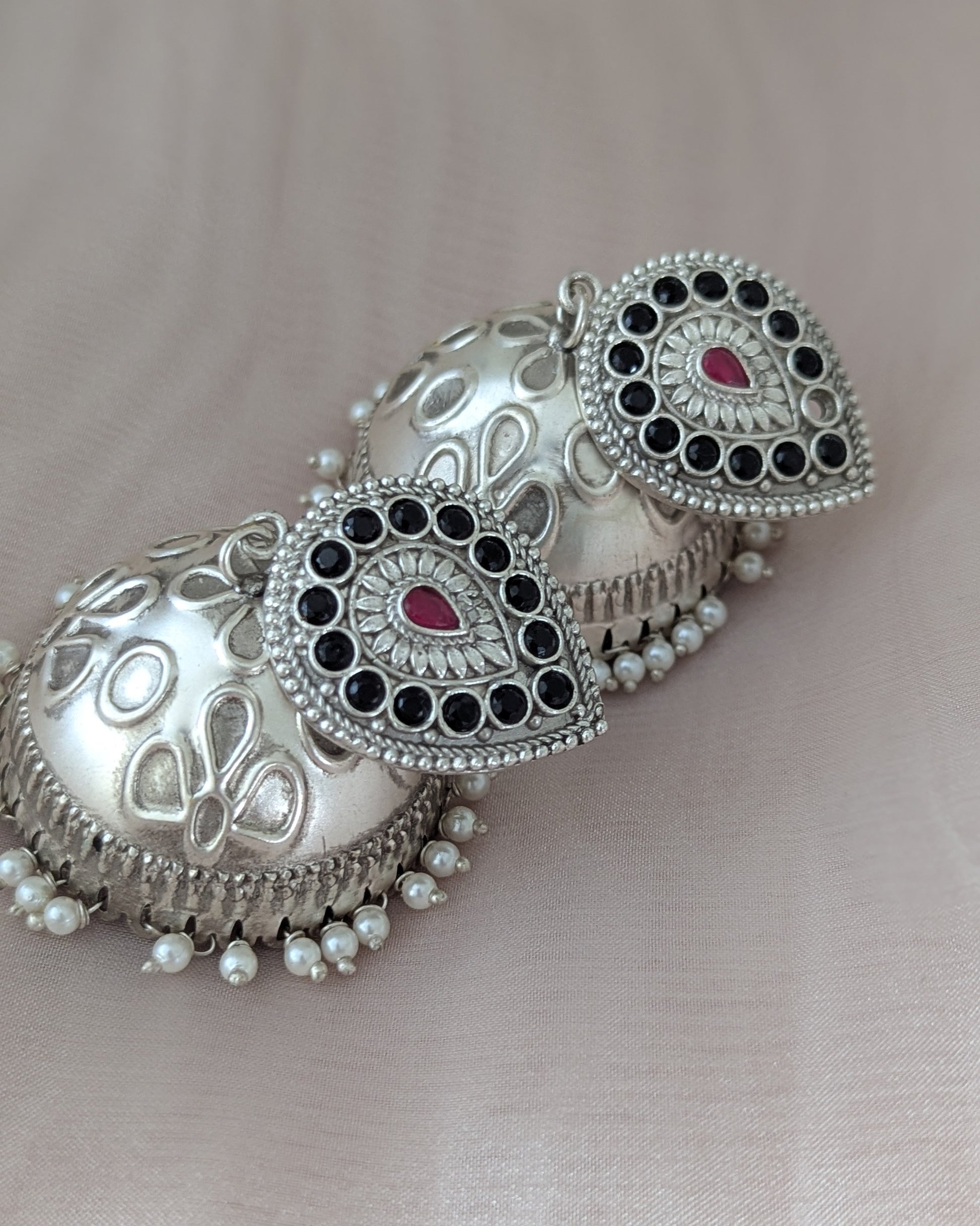 Oxidized Silver jhumkas with red black stones. Pick-up in Ajax Ontario. Worldwide shipping available. Perfect for wedding, festival jewelry, indian Jewelry, kids jewelry, kundan jewelry, gifting, costume jewelry, fashion jewelry, Eid, onam, Diwali, karwachauth, navratri. Free shipping available. Jewelry for women. Indian jewelry in ajax durham region. Bollywood style jewelry.