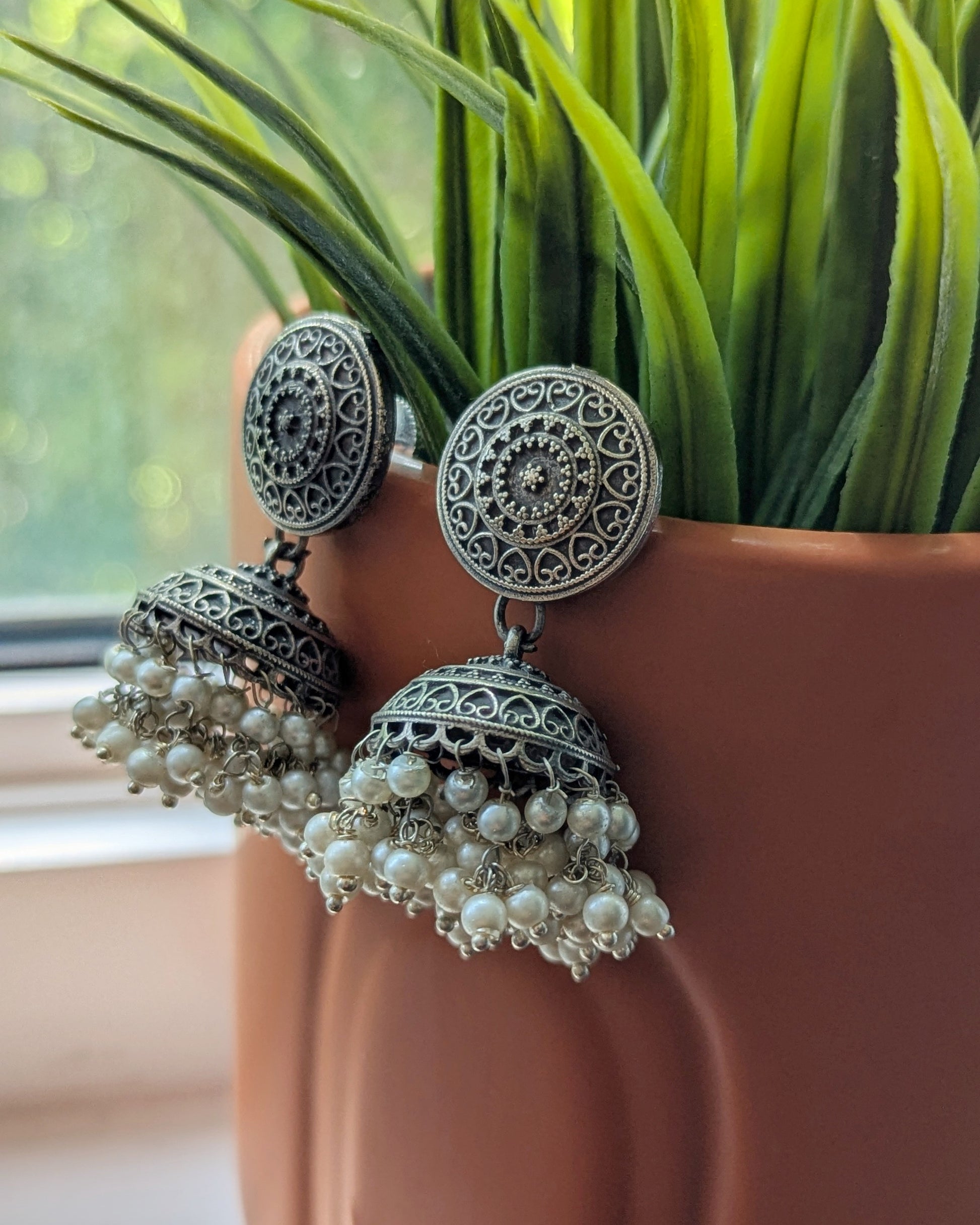 Pair of silver earrings with intricate design and pearls. Pick-up in Ajax Ontario. Worldwide shipping available. Perfect for wedding, festival jewelry, indian Jewelry, kids jewelry, kundan jewelry, gifting, costume jewelry, fashion jewelry, Eid, onam, Diwali, karwachauth, navratri. Free shipping available. Jewelry for women.