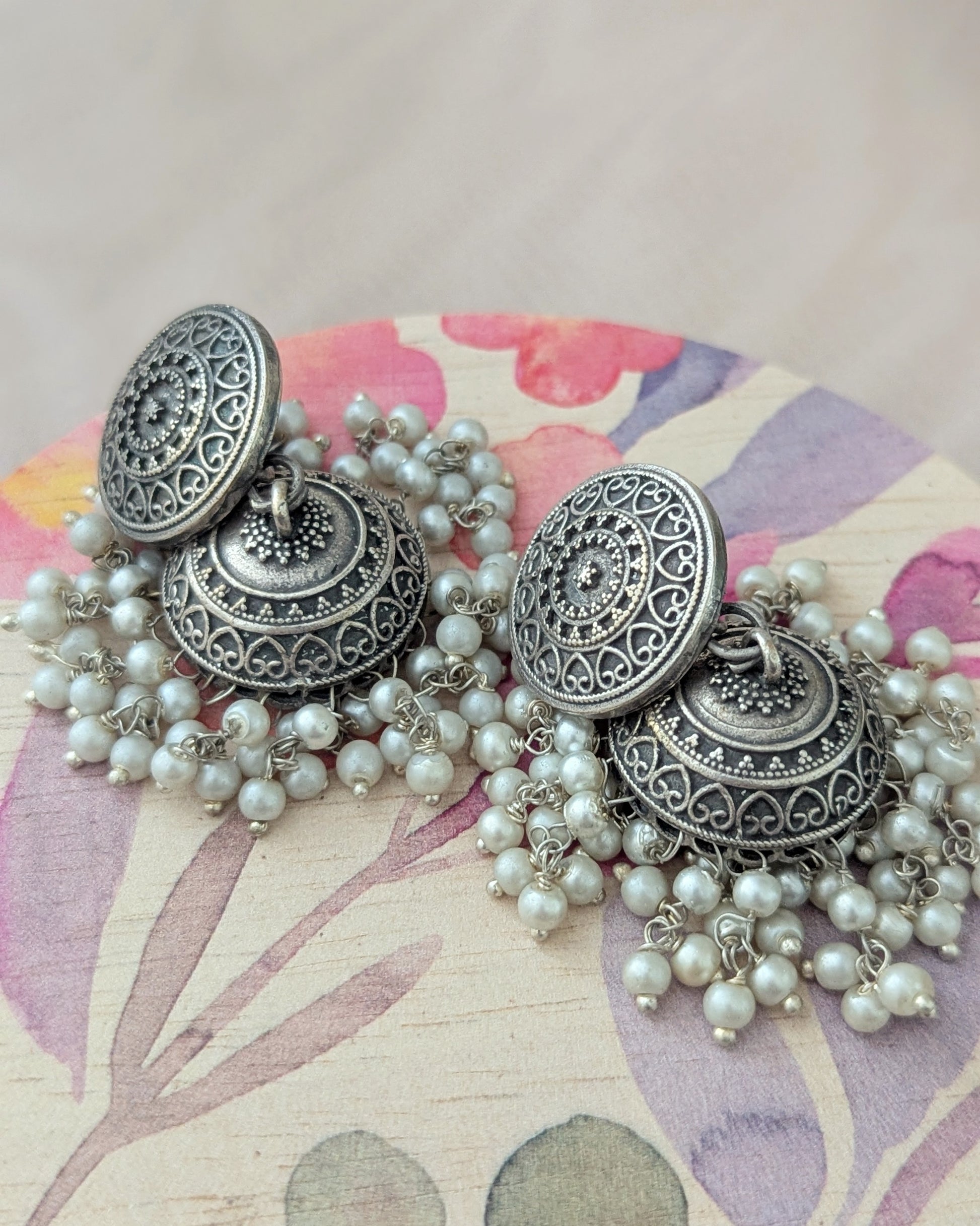 Pair of silver earrings with intricate design and pearls. Pick-up in Ajax Ontario. Worldwide shipping available. Perfect for wedding, festival jewelry, indian Jewelry, kids jewelry, kundan jewelry, gifting, costume jewelry, fashion jewelry, Eid, onam, Diwali, karwachauth, navratri. Free shipping available. Jewelry for women.