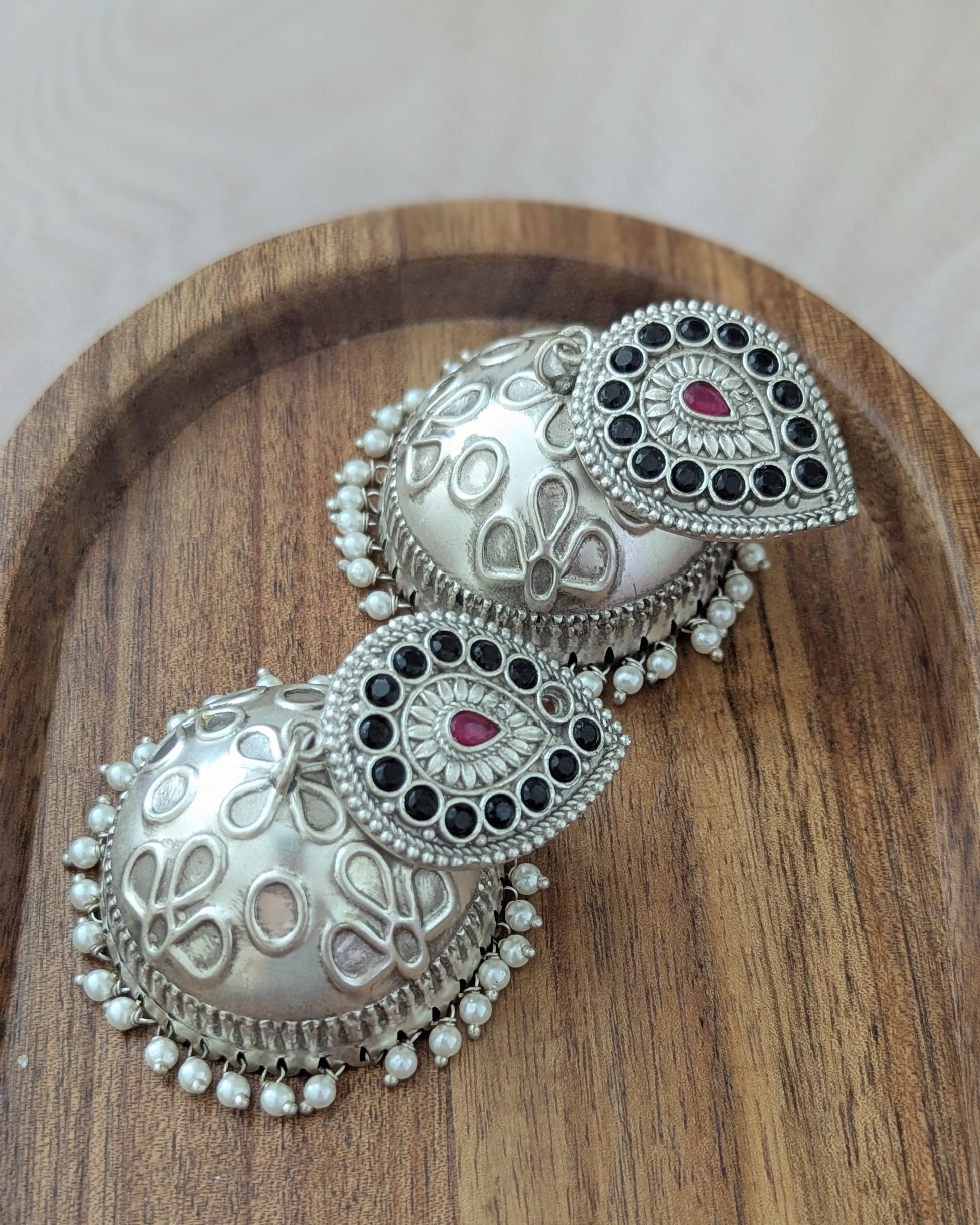 Oxidized Silver jhumkas with red black stones. Pick-up in Ajax Ontario. Worldwide shipping available. Perfect for wedding, festival jewelry, indian Jewelry, kids jewelry, kundan jewelry, gifting, costume jewelry, fashion jewelry, Eid, onam, Diwali, karwachauth, navratri. Free shipping available. Jewelry for women. Indian jewelry in ajax durham region. Bollywood style jewelry.