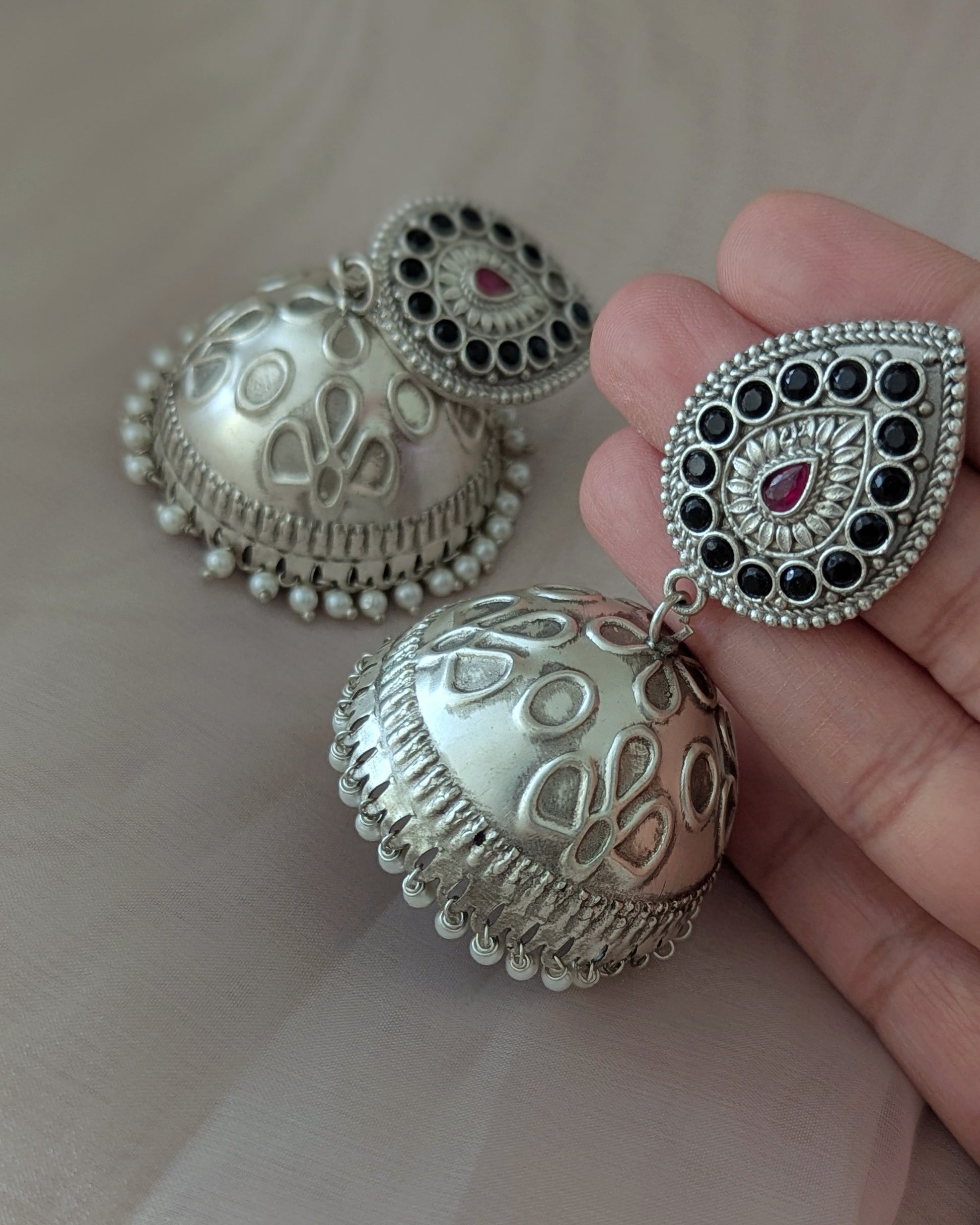 Oxidized Silver jhumkas with red black stones. Pick-up in Ajax Ontario. Worldwide shipping available. Perfect for wedding, festival jewelry, indian Jewelry, kids jewelry, kundan jewelry, gifting, costume jewelry, fashion jewelry, Eid, onam, Diwali, karwachauth, navratri. Free shipping available. Jewelry for women. Indian jewelry in ajax durham region. Bollywood style jewelry.