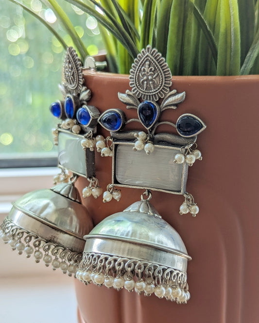Silver jhumka earrings with blue stones and pearl-like beads. Pick-up in Ajax Ontario. Worldwide shipping available. Perfect for wedding, festival jewelry, indian Jewelry, kids jewelry, kundan jewelry, gifting, costume jewelry, fashion jewelry, Eid, onam, Diwali, karwachauth, navratri. Free shipping available. Jewelry for women. Indian jewelry in ajax durham region.