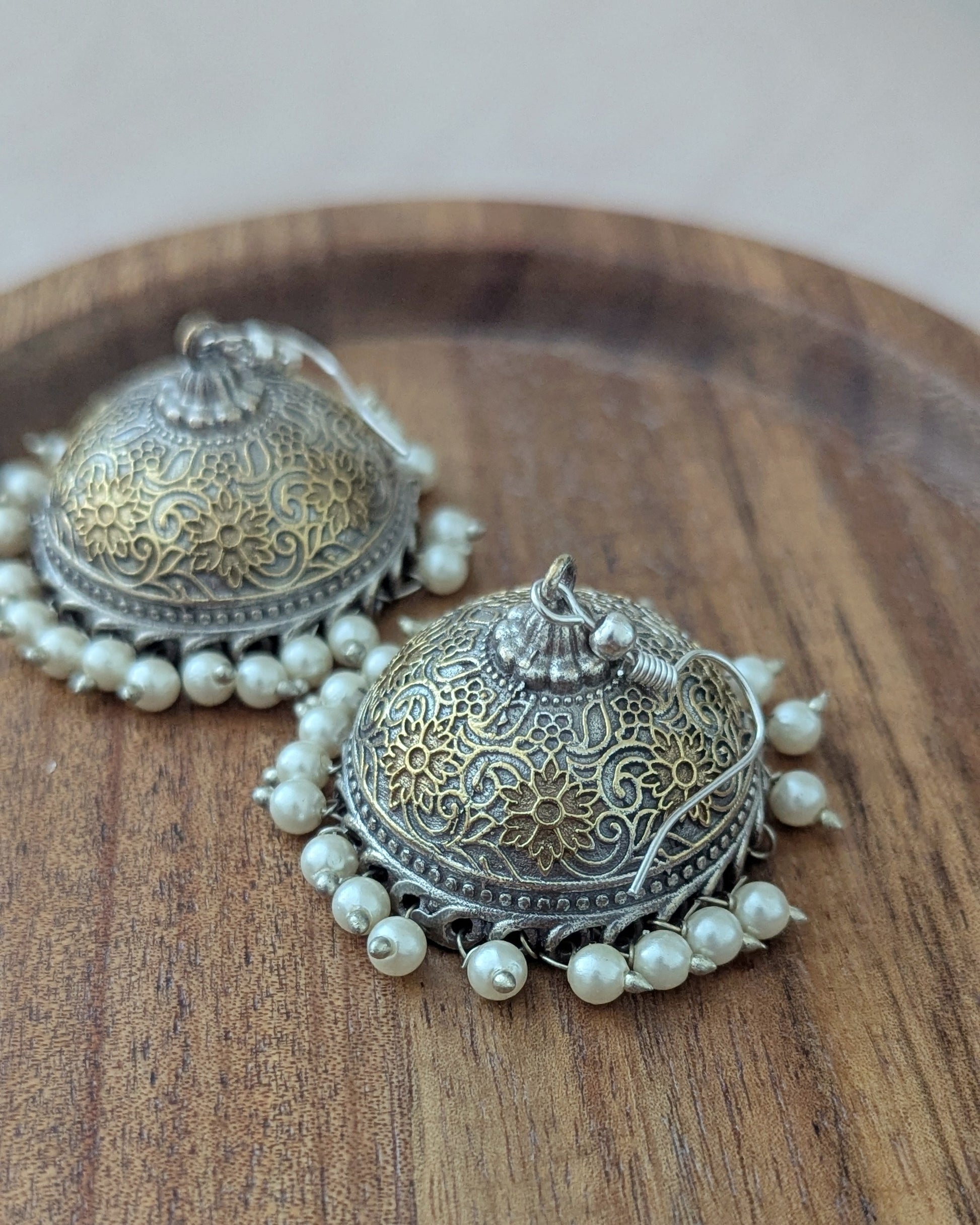 Small sized dual tone jhumka in oxidized silver with pearls. Pick-up in Ajax Ontario. Worldwide shipping available. Perfect for wedding, festival jewelry, indian Jewelry, kids jewelry, kundan jewelry, gifting, costume jewelry, fashion jewelry, Eid, onam, Diwali, karwachauth, navratri. Free shipping available. Jewelry for women. Indian jewelry in ajax durham region.