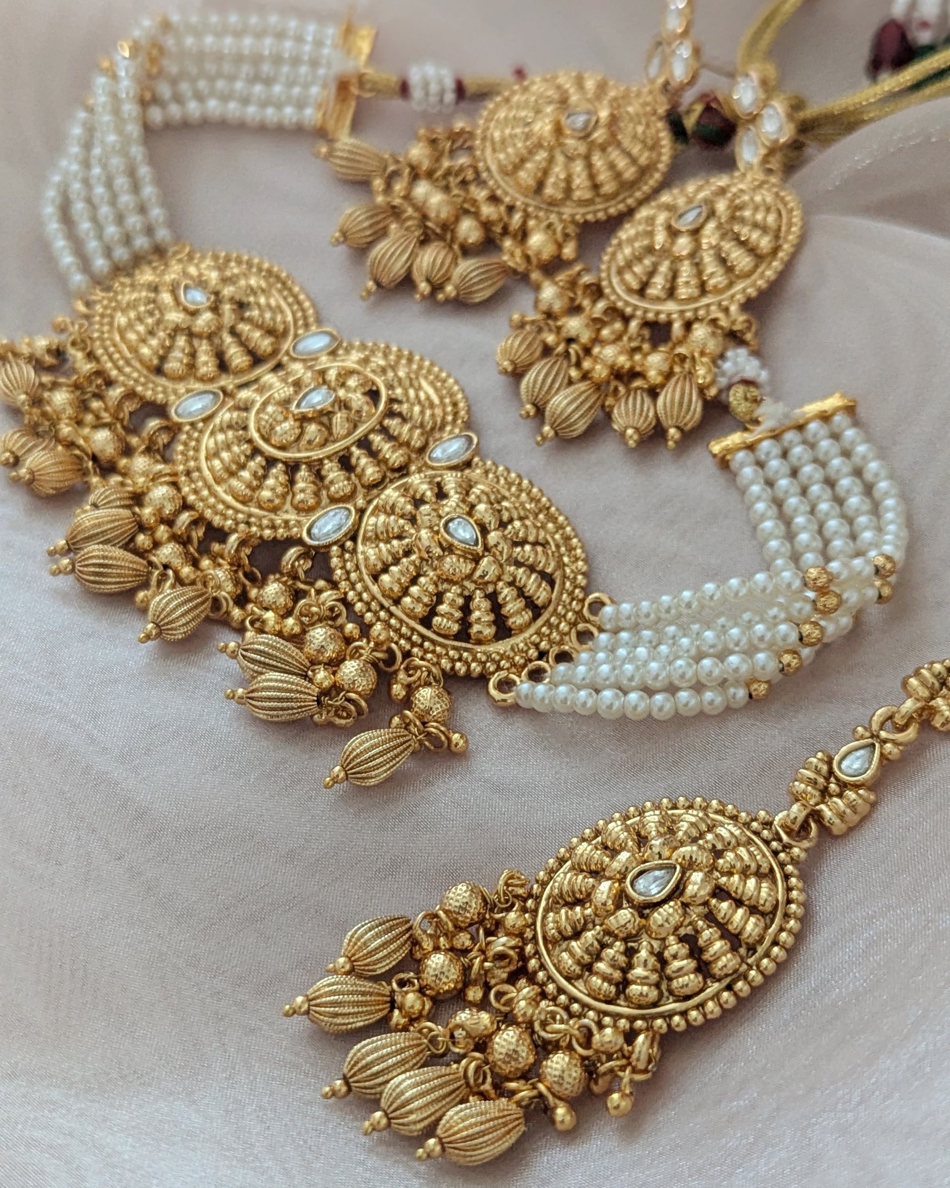 Premium Kundan Pearl Choker Necklace with Earrings and tikka. Pick-up in Ajax Ontario. Worldwide shipping available. Perfect for wedding, festival jewelry, indian Jewelry, kids jewelry, kundan jewelry, gifting, costume jewelry, fashion jewelry, Eid, onam, Diwali, karwachauth, navratri. Free shipping available. Jewelry for women. Free shipping over $50.