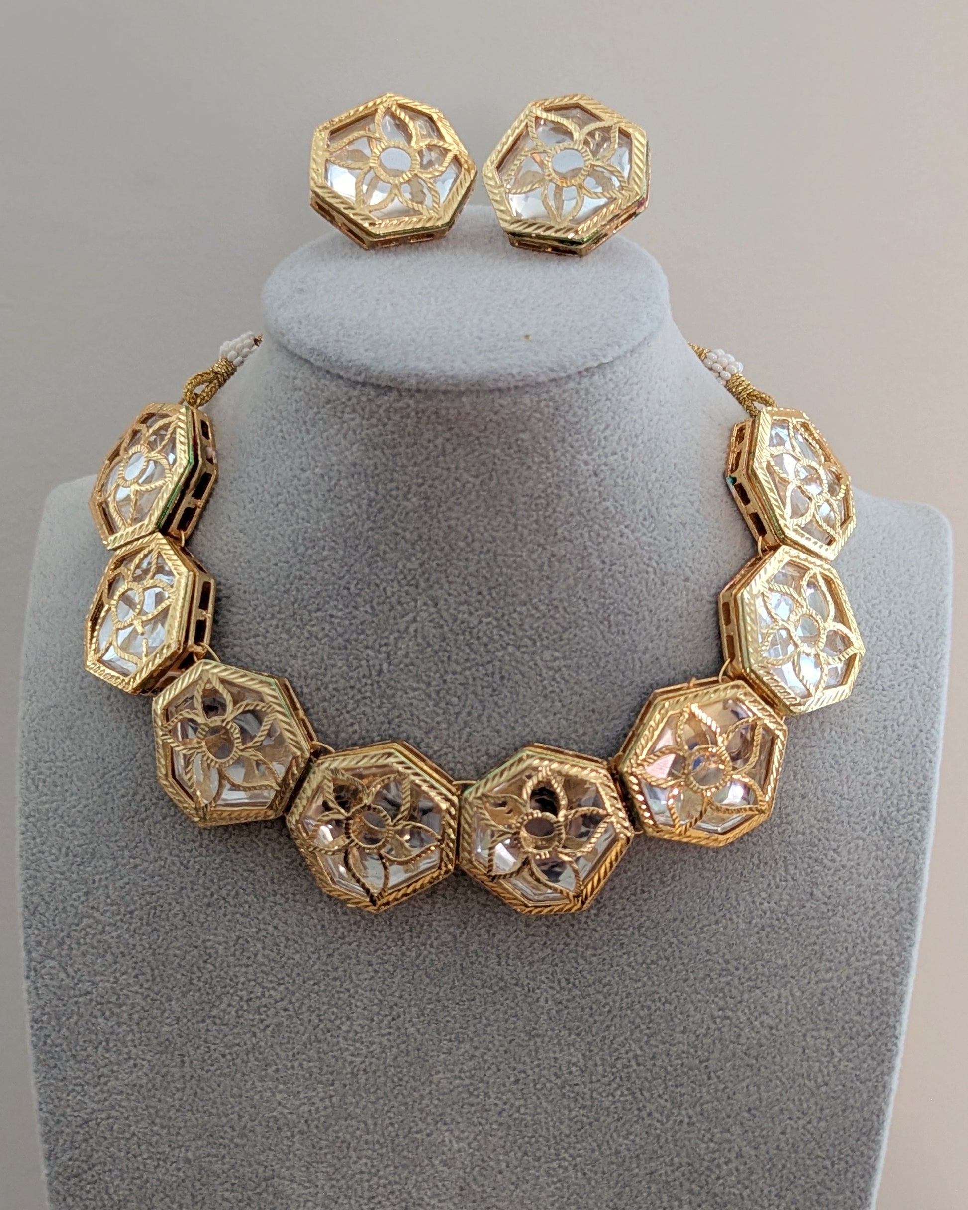 Premium Kundan Choker Necklace with stud Earrings. Pick-up in Ajax Ontario. Worldwide shipping available. Perfect for wedding, festival jewelry, indian Jewelry, kids jewelry, kundan jewelry, gifting, costume jewelry, fashion jewelry, Eid, onam, Diwali, karwachauth, navratri. Free shipping available. Jewelry for women. Free shipping over $50.