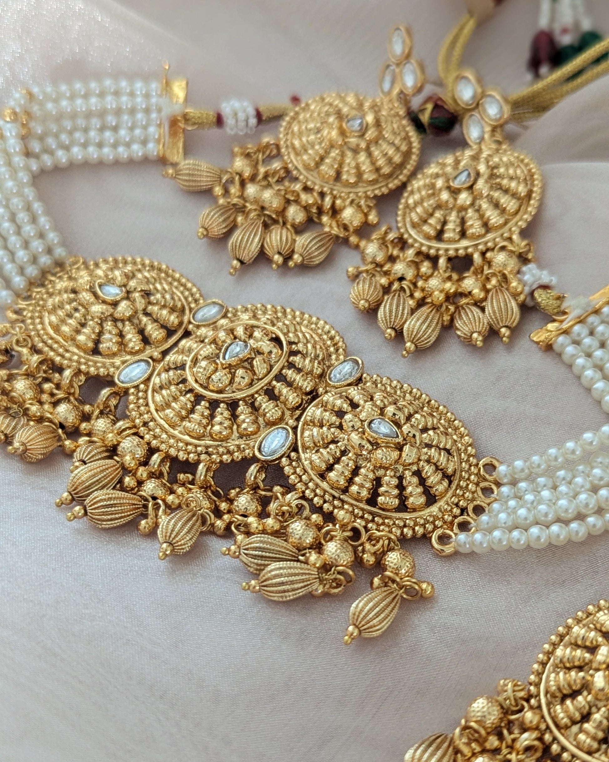 Premium Kundan Pearl Choker Necklace with Earrings and tikka. Pick-up in Ajax Ontario. Worldwide shipping available. Perfect for wedding, festival jewelry, indian Jewelry, kids jewelry, kundan jewelry, gifting, costume jewelry, fashion jewelry, Eid, onam, Diwali, karwachauth, navratri. Free shipping available. Jewelry for women. Free shipping over $50.