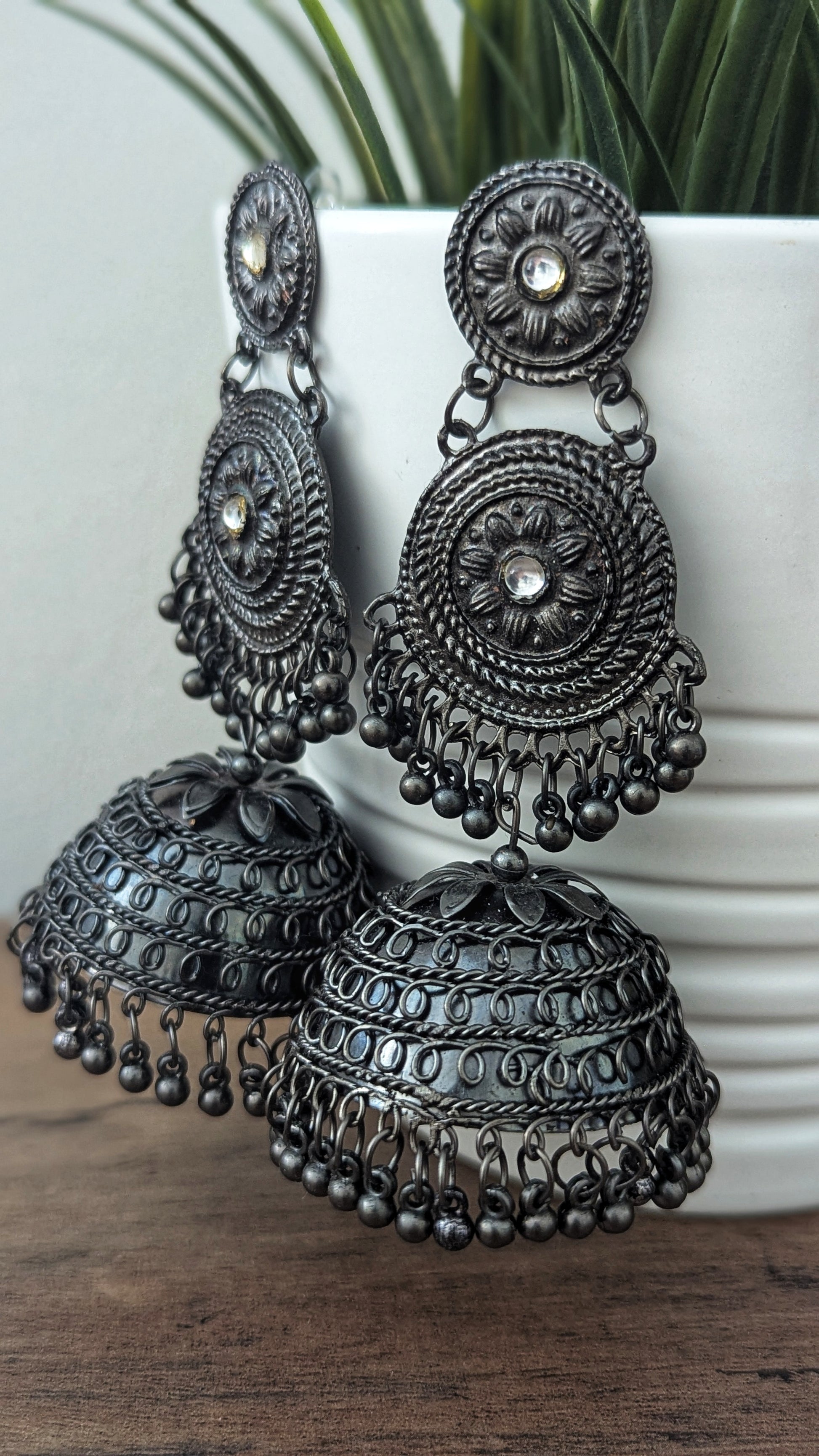 Statement long black earrings jhumka in black polish. Pick-up in Ajax Ontario. Worldwide shipping available. Perfect for wedding, festival jewelry, indian Jewelry, kids jewelry, kundan jewelry, gifting, costume jewelry, fashion jewelry, Eid, onam, Diwali, karwachauth, navratri. Free shipping available. Jewelry for women. Indian jewelry in ajax durham region.