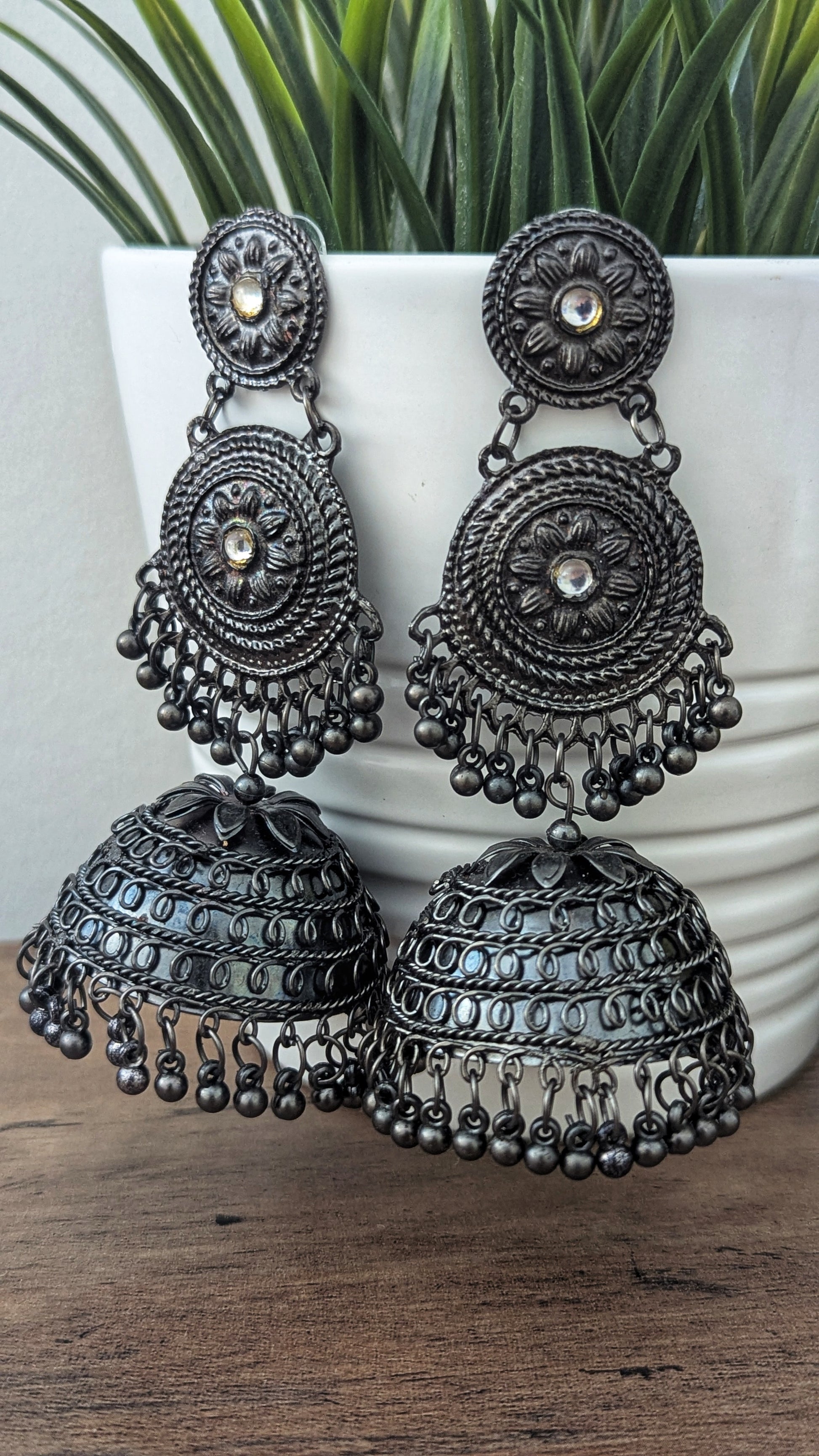 Statement long black earrings jhumka in black polish. Pick-up in Ajax Ontario. Worldwide shipping available. Perfect for wedding, festival jewelry, indian Jewelry, kids jewelry, kundan jewelry, gifting, costume jewelry, fashion jewelry, Eid, onam, Diwali, karwachauth, navratri. Free shipping available. Jewelry for women. Indian jewelry in ajax durham region.