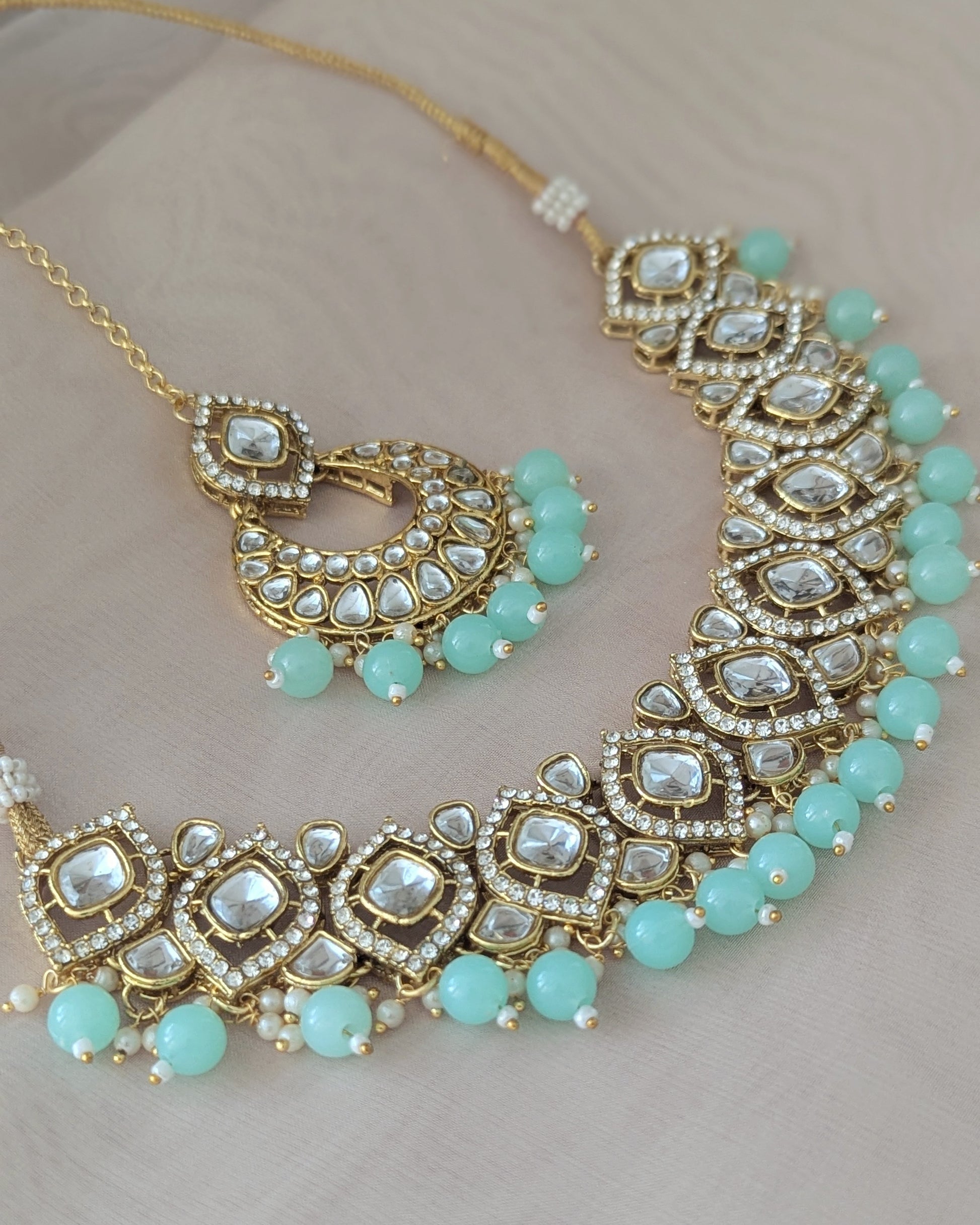 Premium kundan choker/chokar necklace with unique chaand design. Comes with matching Chandbali earrings and tikka. Pick-up in Ajax Ontario. Worldwide shipping available. Perfect for wedding, festival jewelry, indian Jewelry, kids jewelry, kundan jewelry, gifting, costume jewelry, fashion jewelry, Eid, onam, Diwali, karwachauth, navratri. Free shipping available. Jewelry for women.