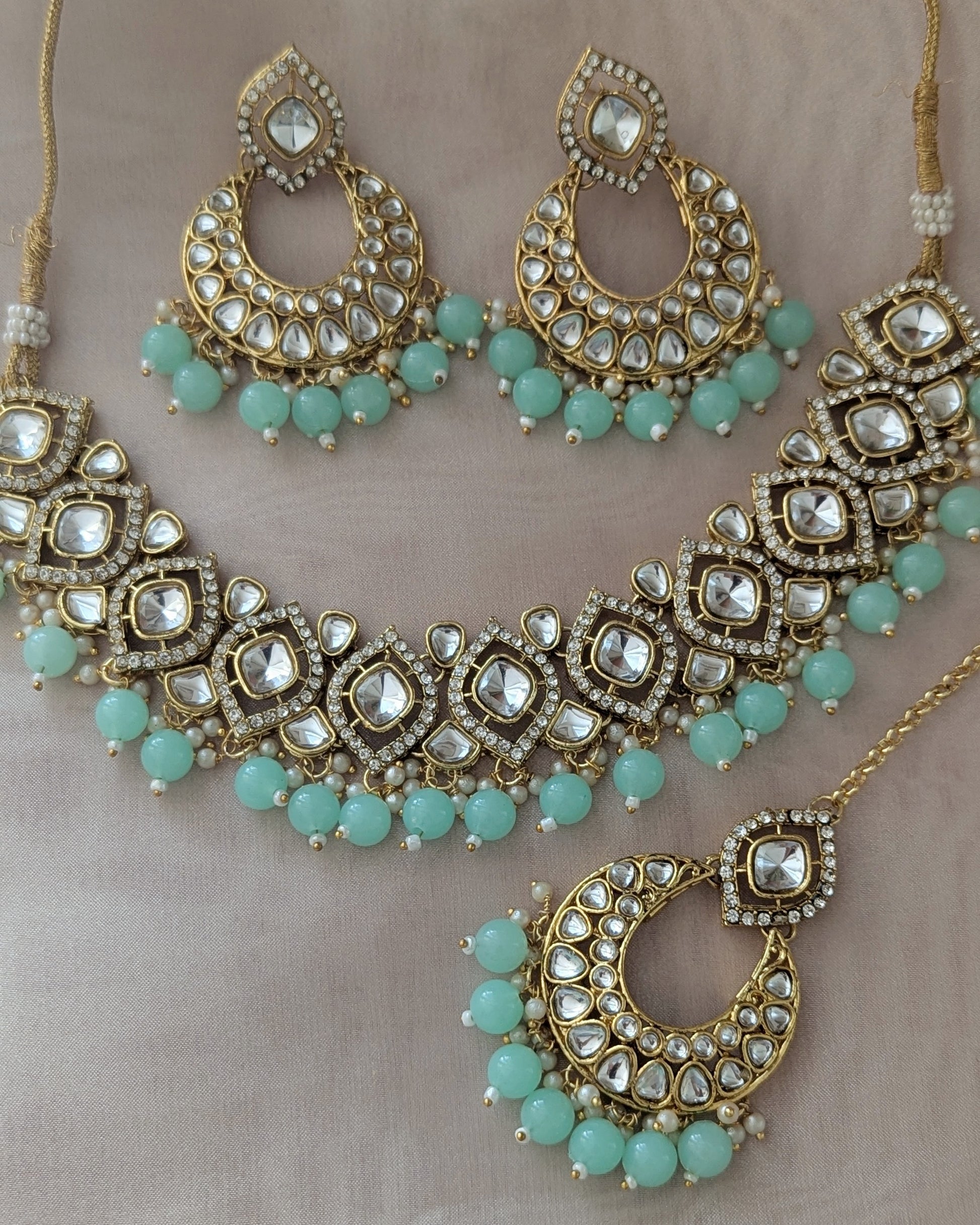 Premium kundan choker/chokar necklace with unique chaand design. Comes with matching Chandbali earrings and tikka. Pick-up in Ajax Ontario. Worldwide shipping available. Perfect for wedding, festival jewelry, indian Jewelry, kids jewelry, kundan jewelry, gifting, costume jewelry, fashion jewelry, Eid, onam, Diwali, karwachauth, navratri. Free shipping available. Jewelry for women.