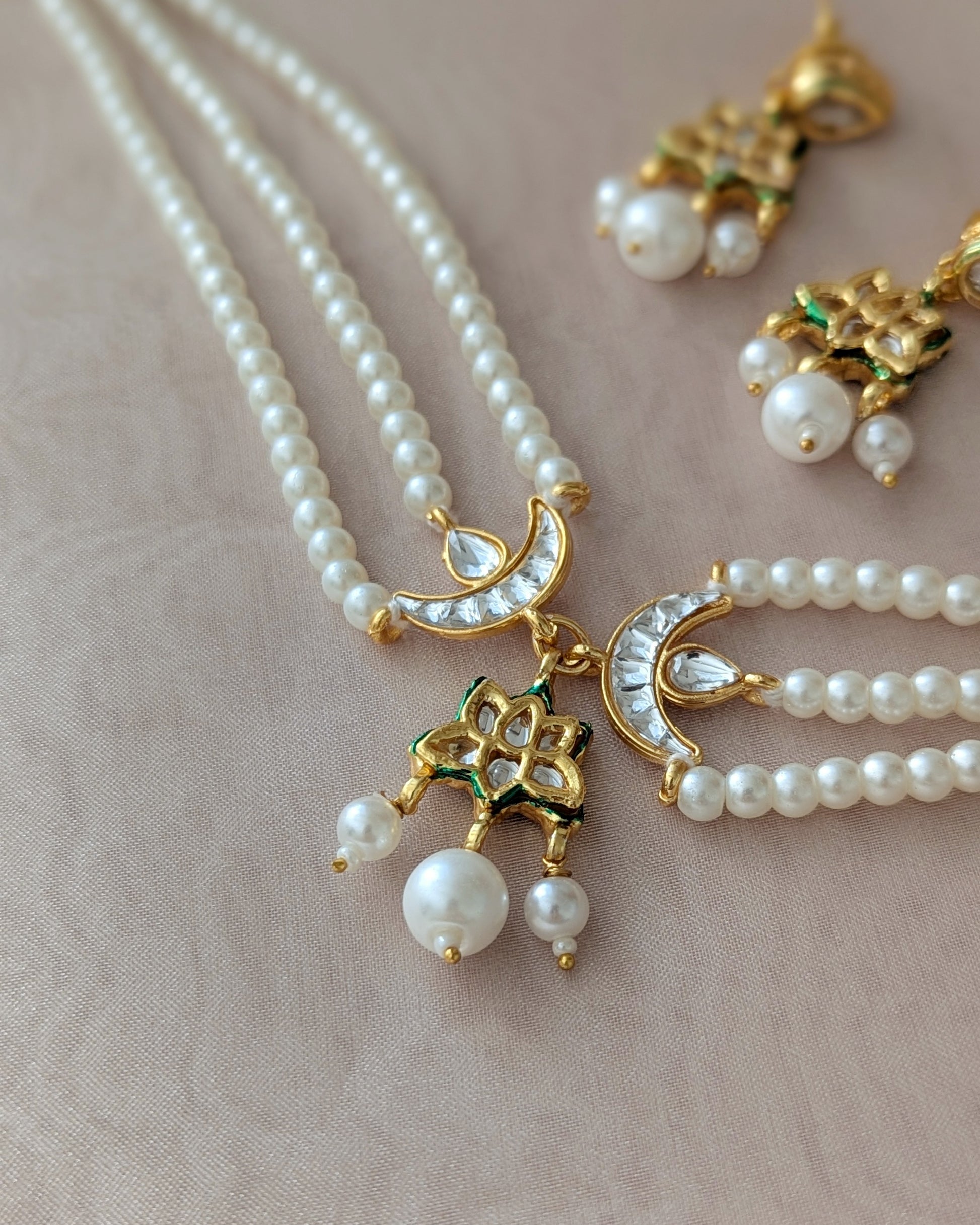 Premium and unique pearl choker/chokar necklace with unique chaand design. Comes with matching earrings. Pick-up in Ajax Ontario. Worldwide shipping available. Perfect for wedding, festival jewelry, indian Jewelry, kids jewelry, kundan jewelry, gifting, costume jewelry, fashion jewelry, Eid, onam, Diwali, karwachauth, navratri. Free shipping available. Jewelry for women.