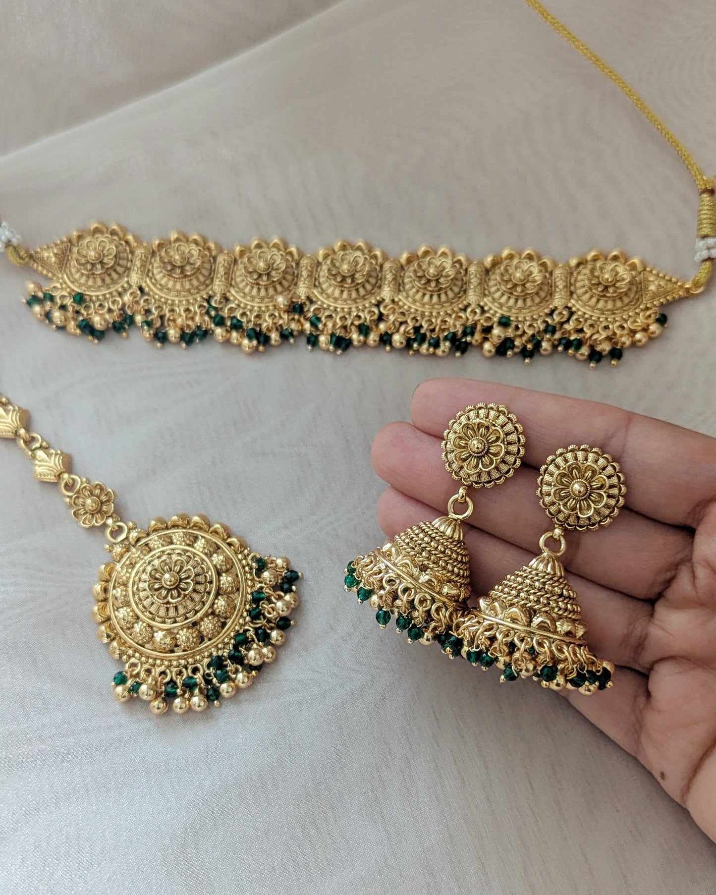 Statement gold plated necklace in golden with green pearls. Comes with matching jhumka earrings and a statement tikka. Pick-up in Ajax Ontario. Worldwide shipping available. Perfect for wedding, festival jewelry, indian Jewelry, kids jewelry, kundan jewelry, gifting, costume jewelry, fashion jewelry, Eid, onam, Diwali, karwachauth, navratri. Free shipping available. Jewelry for women.
