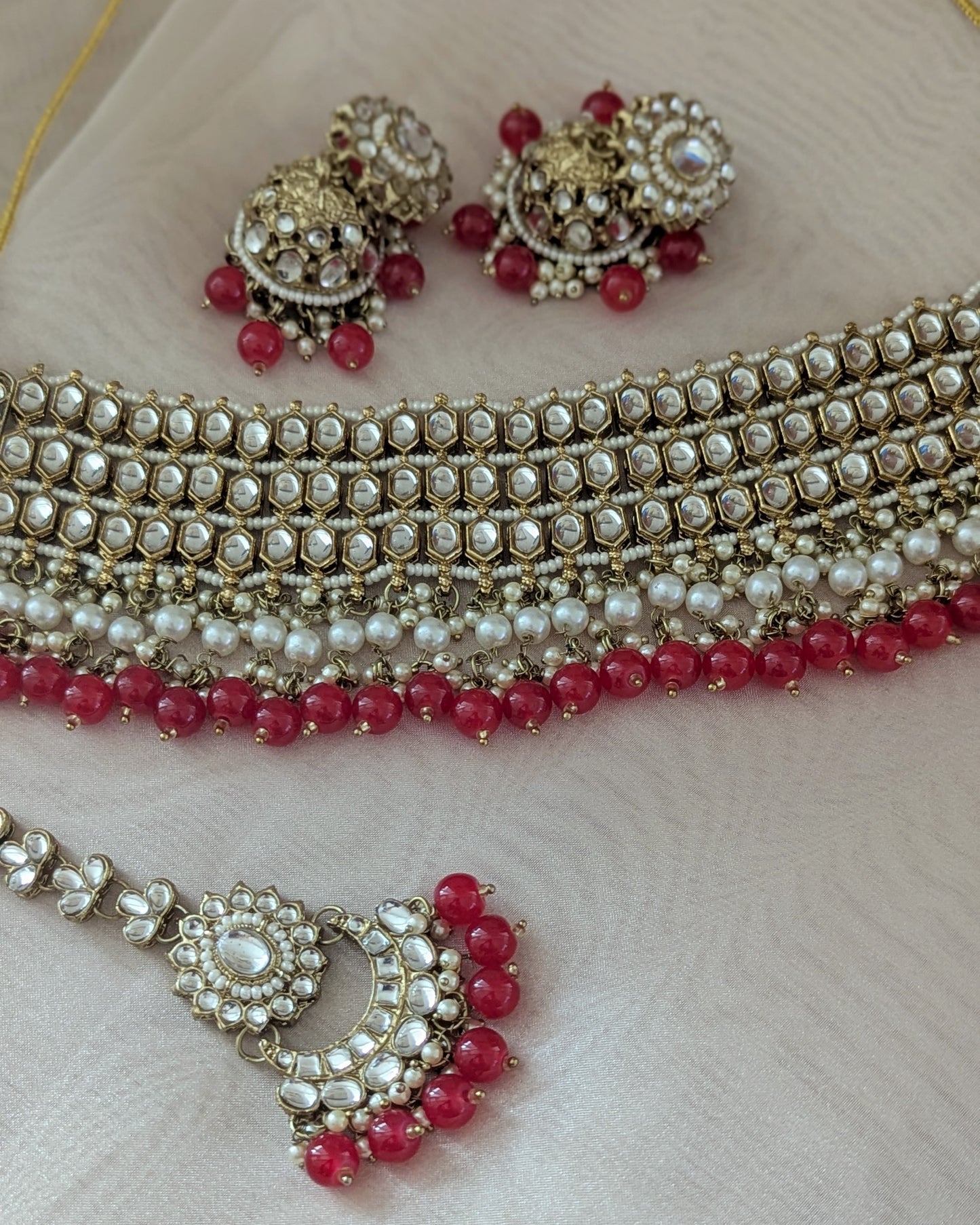 Statement Kundan choker/chokar necklace with dark pink beads and pearl detailing. Comes with matching jhumka earrings and tikka. Pick-up in Ajax Ontario. Worldwide shipping available. Perfect for wedding, festival jewelry, indian Jewelry, kids jewelry, kundan jewelry, gifting, costume jewelry, fashion jewelry, Eid, onam, Diwali, karwachauth, navratri. Free shipping available. Jewelry for women.