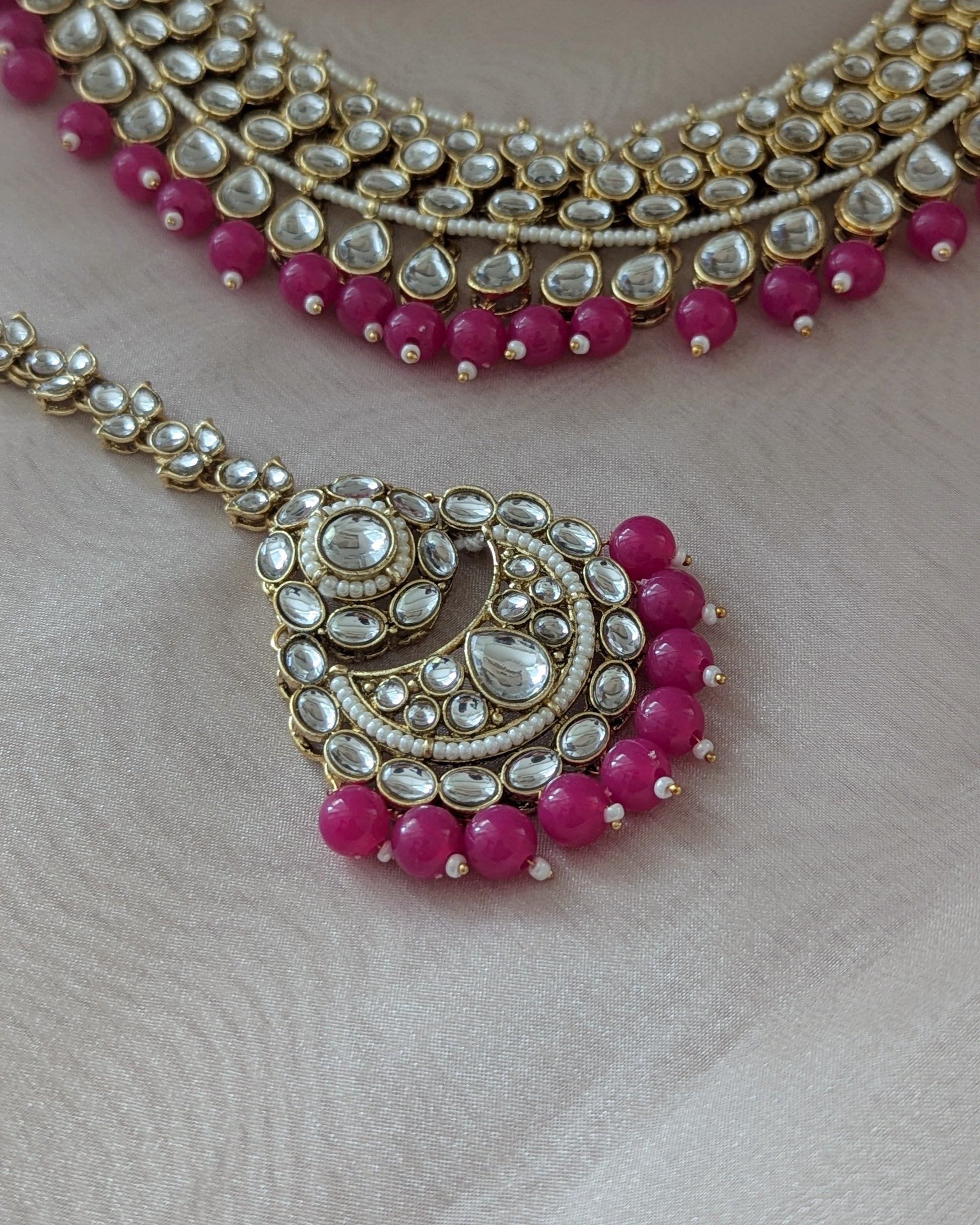 Statement kundan necklace with hot pink beads. Comes with matching jhumka earrings and a statement tikka. Pick-up in Ajax Ontario. Worldwide shipping available. Perfect for wedding, festival jewelry, indian Jewelry, kids jewelry, kundan jewelry, gifting, costume jewelry, fashion jewelry, Eid, onam, Diwali, karwachauth, navratri. Free shipping available. Jewelry for women.