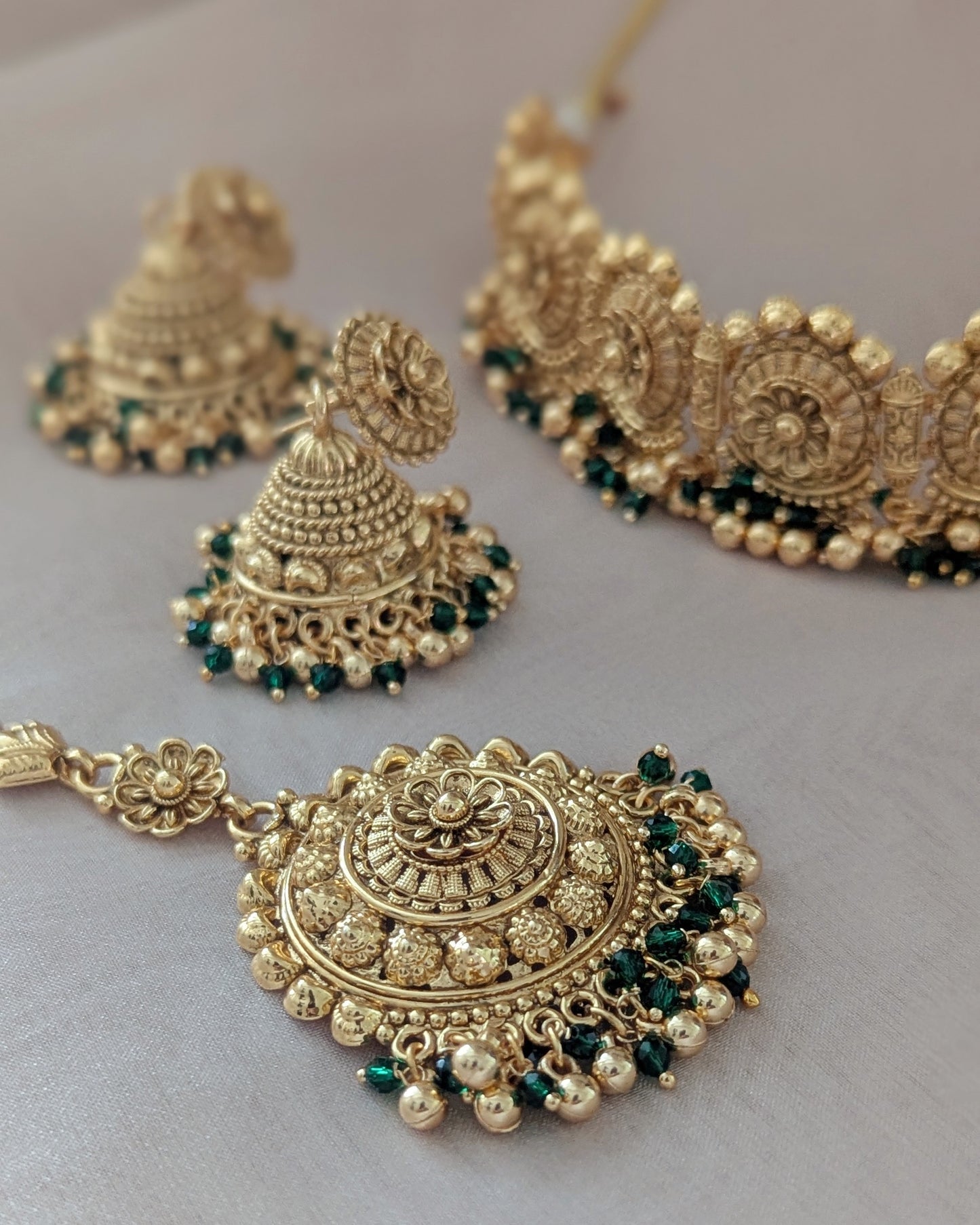 Statement gold plated necklace in golden with green pearls. Comes with matching jhumka earrings and a statement tikka. Pick-up in Ajax Ontario. Worldwide shipping available. Perfect for wedding, festival jewelry, indian Jewelry, kids jewelry, kundan jewelry, gifting, costume jewelry, fashion jewelry, Eid, onam, Diwali, karwachauth, navratri. Free shipping available. Jewelry for women.