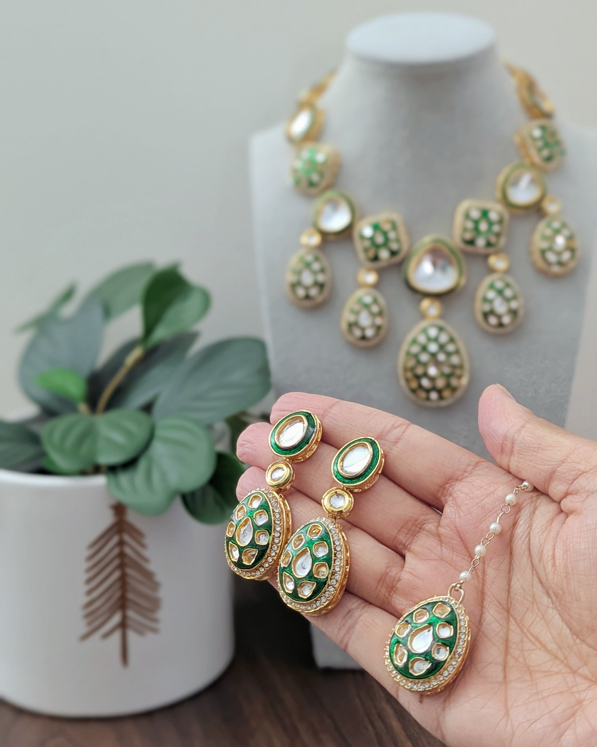 Statement Kundan necklace in green meenakari work. Comes with matching earrings and tikka. Pick-up in Ajax Ontario. Worldwide shipping available. Perfect for wedding, festival jewelry, indian Jewelry, kids jewelry, kundan jewelry, gifting, costume jewelry, fashion jewelry, Eid, onam, Diwali, karwachauth, navratri. Free shipping available. Jewelry for women.