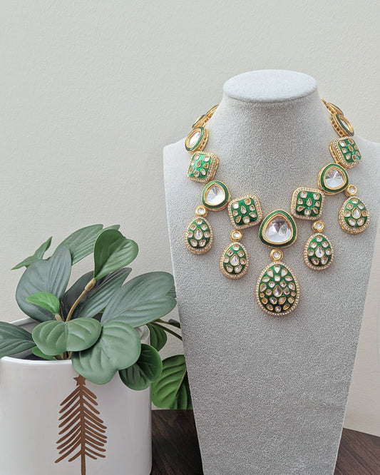 Statement Kundan necklace in green meenakari work. Comes with matching earrings and tikka. Pick-up in Ajax Ontario. Worldwide shipping available. Perfect for wedding, festival jewelry, indian Jewelry, kids jewelry, kundan jewelry, gifting, costume jewelry, fashion jewelry, Eid, onam, Diwali, karwachauth, navratri. Free shipping available. Jewelry for women.
