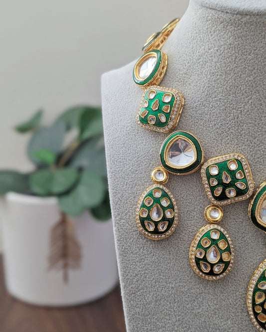 Statement Kundan necklace in green meenakari work. Comes with matching earrings and tikka. Pick-up in Ajax Ontario. Worldwide shipping available. Perfect for wedding, festival jewelry, indian Jewelry, kids jewelry, kundan jewelry, gifting, costume jewelry, fashion jewelry, Eid, onam, Diwali, karwachauth, navratri. Free shipping available. Jewelry for women.