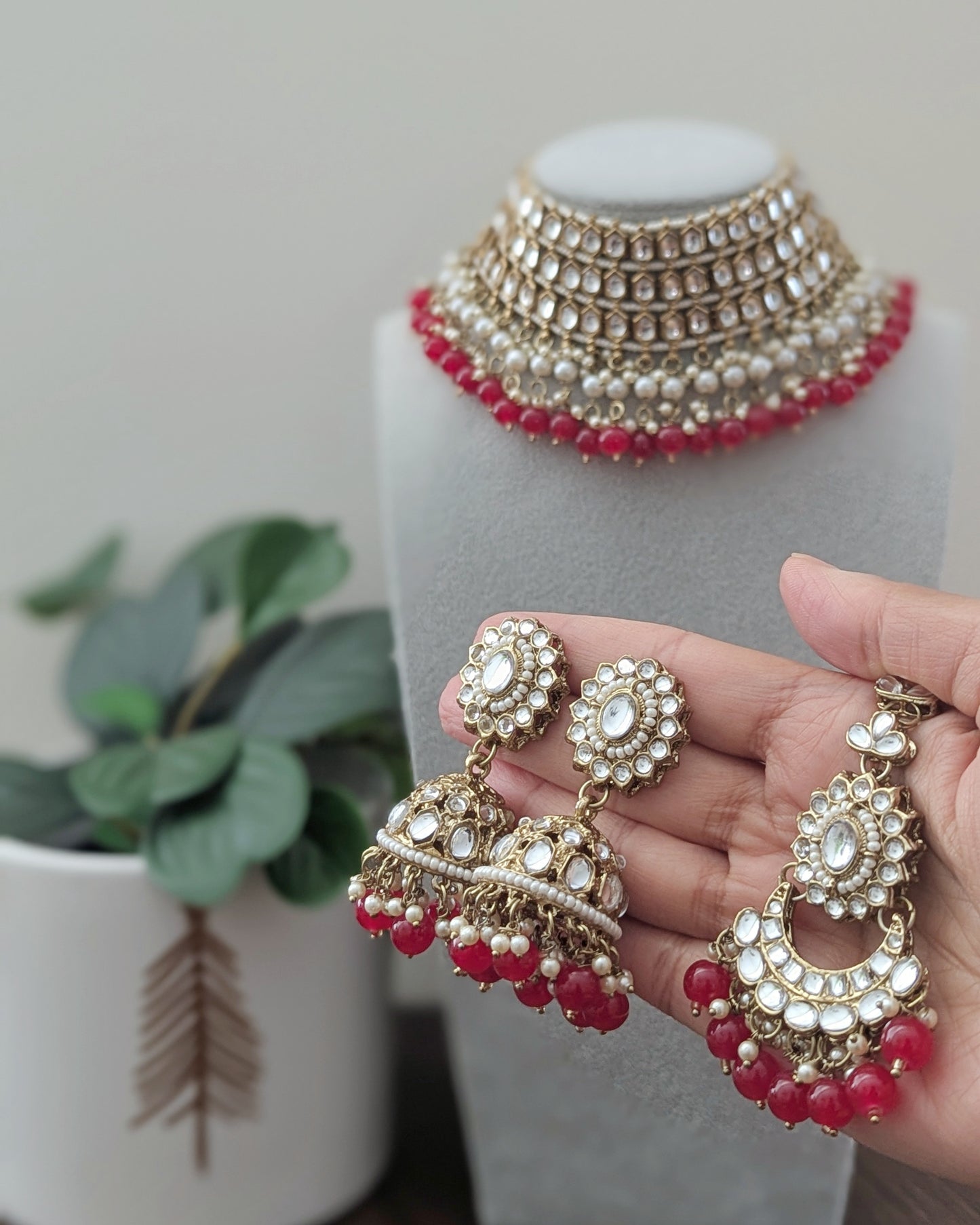 Statement Kundan choker/chokar necklace with dark pink beads and pearl detailing. Comes with matching jhumka earrings and tikka. Pick-up in Ajax Ontario. Worldwide shipping available. Perfect for wedding, festival jewelry, indian Jewelry, kids jewelry, kundan jewelry, gifting, costume jewelry, fashion jewelry, Eid, onam, Diwali, karwachauth, navratri. Free shipping available. Jewelry for women.