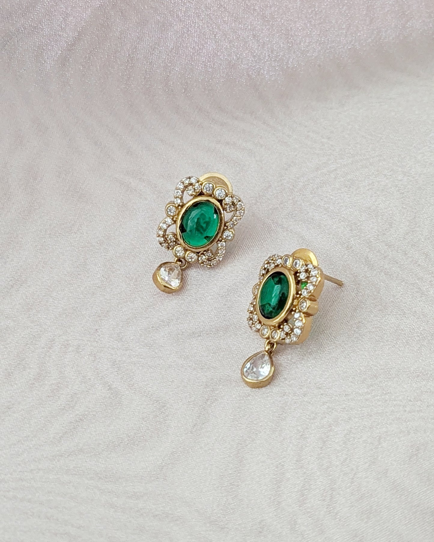 Premium stud/small earrings with emerald green stone in American diamond detailing. Pick-up in Ajax Ontario. Worldwide shipping available. Perfect for wedding, festival jewelry, indian Jewelry, kids jewelry, kundan jewelry, gifting, costume jewelry, fashion jewelry, Eid, onam, Diwali, karwachauth, navratri. Free shipping available. Jewelry for women.