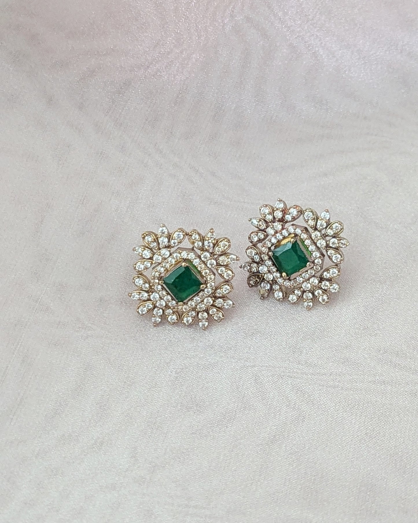 Premium stud/small earrings with emerald green stone in American diamond detailing. Pick-up in Ajax Ontario. Worldwide shipping available. Perfect for wedding, festival jewelry, indian Jewelry, kids jewelry, kundan jewelry, gifting, costume jewelry, fashion jewelry, Eid, onam, Diwali, karwachauth, navratri. Free shipping available. Jewelry for women.
