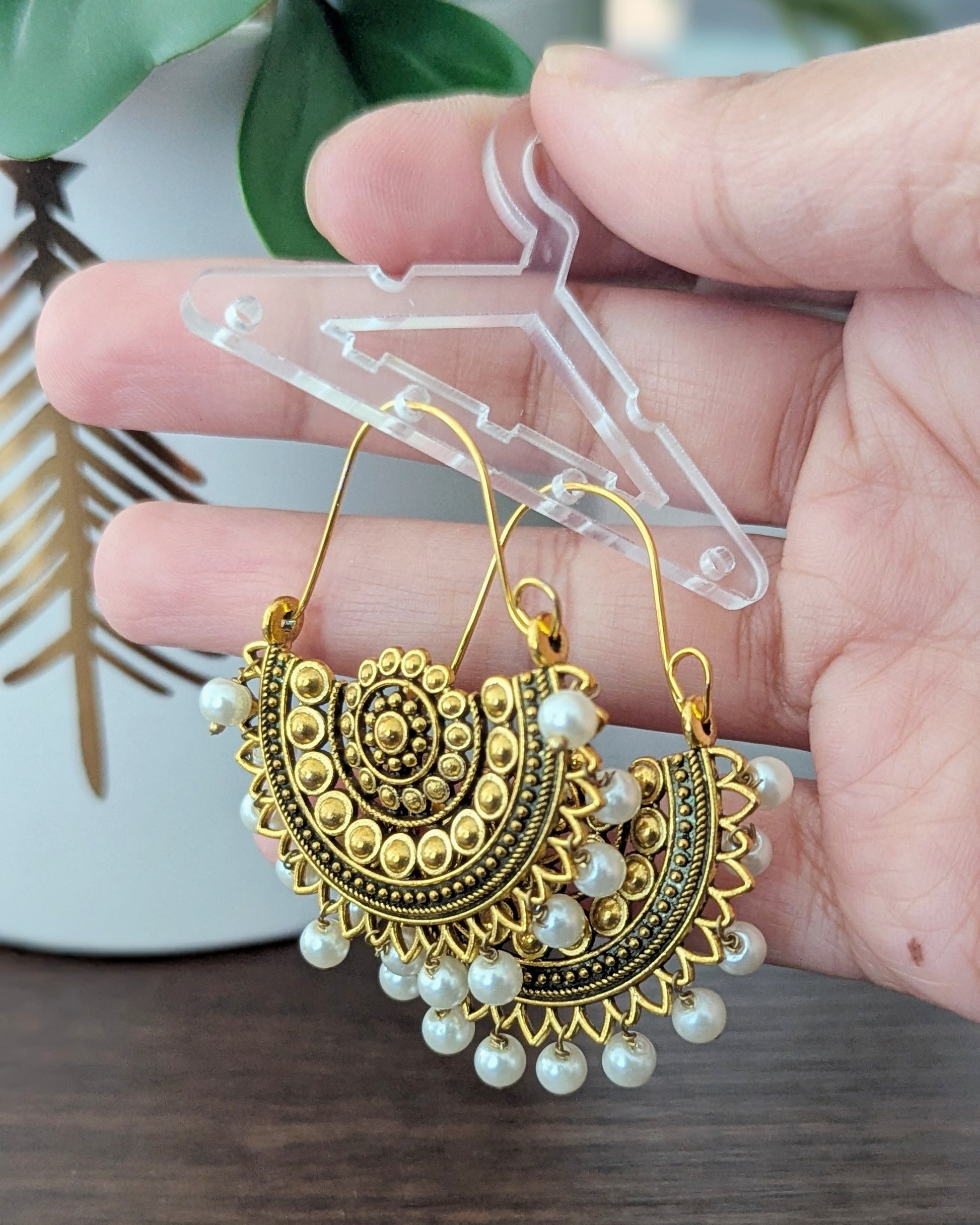 Casual pearl earrings. Perfect to match with any outfit or wear it as a contrast to a different color. Available for pick-up in Ajax, Ontario with worldwide shipping available. Pick-up in Ajax Ontario. Worldwide shipping available. Perfect for wedding, festival jewelry, indian Jewelry, kids jewelry, kundan jewelry, gifting, costume jewelry, fashion jewelry, Eid, onam, Diwali, karwachauth, navratri. Free shipping over $50.