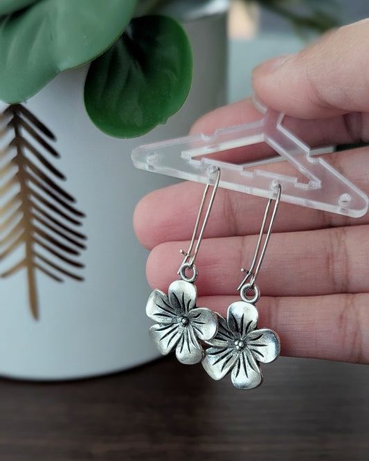 Dainty Oxidized Silver earrings in flower design. Perfect to match with any outfit or wear it as a contrast to a different color. Available for pick-up in Ajax, Ontario with worldwide shipping available. Pick-up in Ajax Ontario. Worldwide shipping available. Perfect for wedding, festival jewelry, indian Jewelry, kids jewelry, kundan jewelry, gifting, costume jewelry, fashion jewelry, Eid, onam, Diwali, karwachauth, navratri. Free shipping over $50.