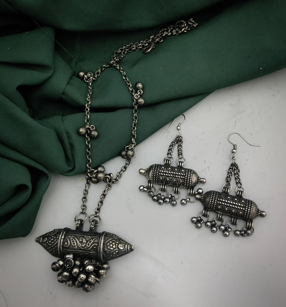 An oxidized silver necklace in black polish with a pair of matching earrings. Pick-up in Ajax Ontario. Worldwide shipping available. Perfect for wedding, festival jewelry, indian Jewelry, kids jewelry, kundan jewelry, gifting, costume jewelry, fashion jewelry, Eid, onam, Diwali, karwachauth, navratri. Free shipping available. Jewelry for women. Indian jewelry in ajax durham region.