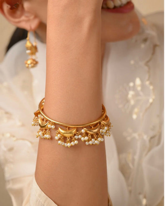 Chaand Pearl Bangle - light golden
