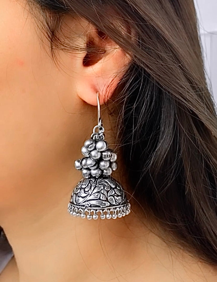 A pair of oxidized silver jhumkis with ghungroo detailing. Pick-up in Ajax Ontario. Worldwide shipping available. Perfect for wedding, festival jewelry, indian Jewelry, kids jewelry, kundan jewelry, gifting, costume jewelry, fashion jewelry, Eid, onam, Diwali, karwachauth, navratri. Free shipping available. Jewelry for women. Indian jewelry in ajax durham region.