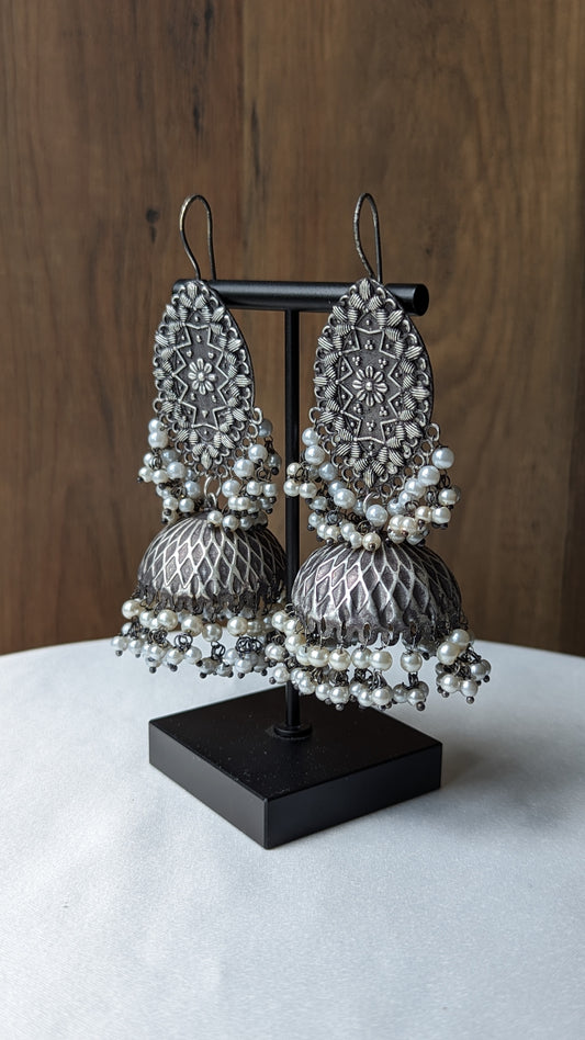Statement hook jhumkas in oxidized silver with lots of pearls. Pick-up in Ajax Ontario. Worldwide shipping available. Perfect for wedding, festival jewelry, indian Jewelry, kids jewelry, kundan jewelry, gifting, costume jewelry, fashion jewelry, Eid, onam, Diwali, karwachauth, navratri. Free shipping available. Jewelry for women.