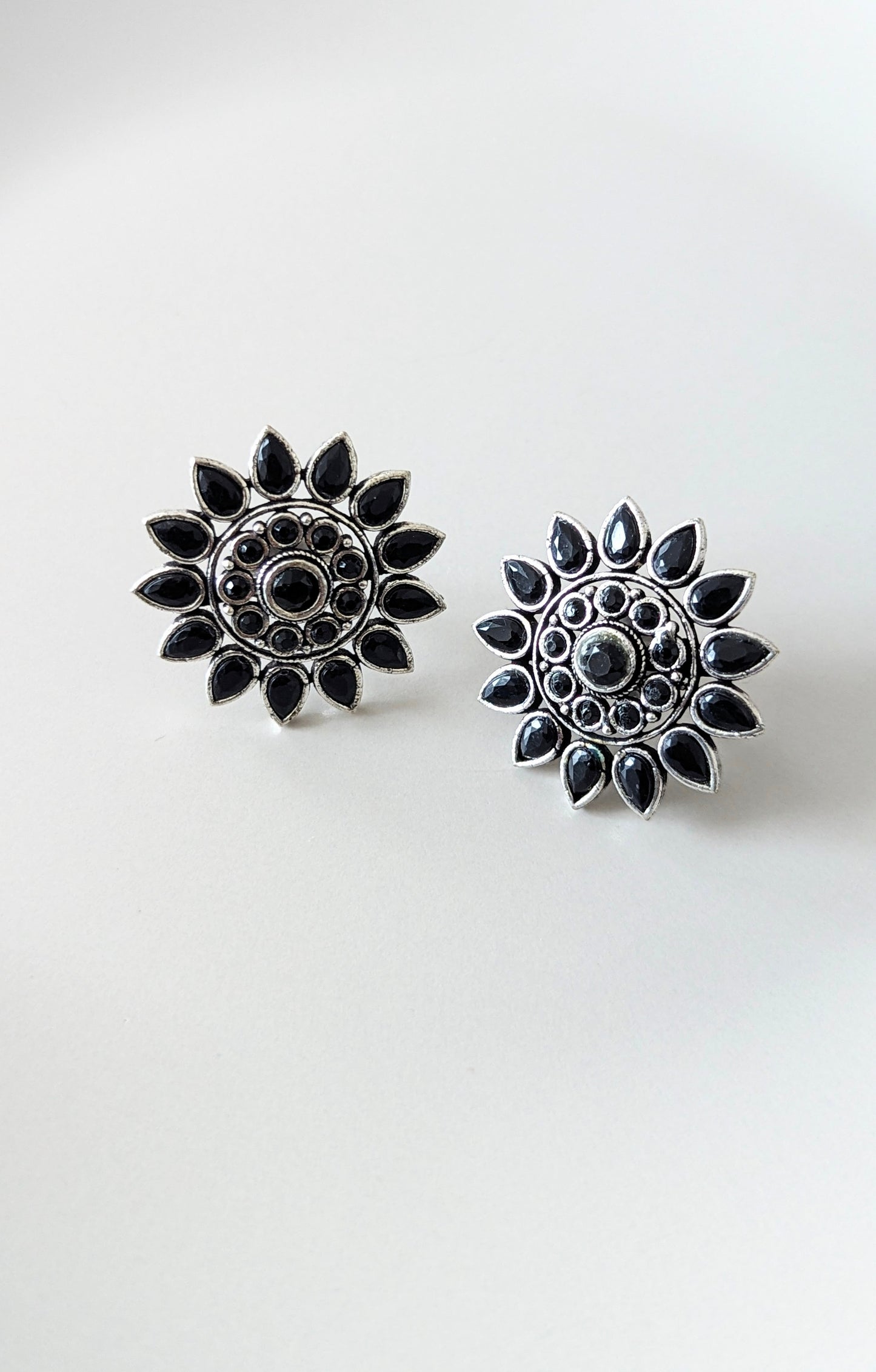 A pair of dainty stud earrings with black stones. Pick-up in Ajax Ontario. Worldwide shipping available. Perfect for wedding, festival jewelry, indian Jewelry, kids jewelry, kundan jewelry, gifting, costume jewelry, fashion jewelry, Eid, onam, Diwali, karwachauth, navratri. Free shipping available. Jewelry for women. Indian jewelry in ajax durham region.
