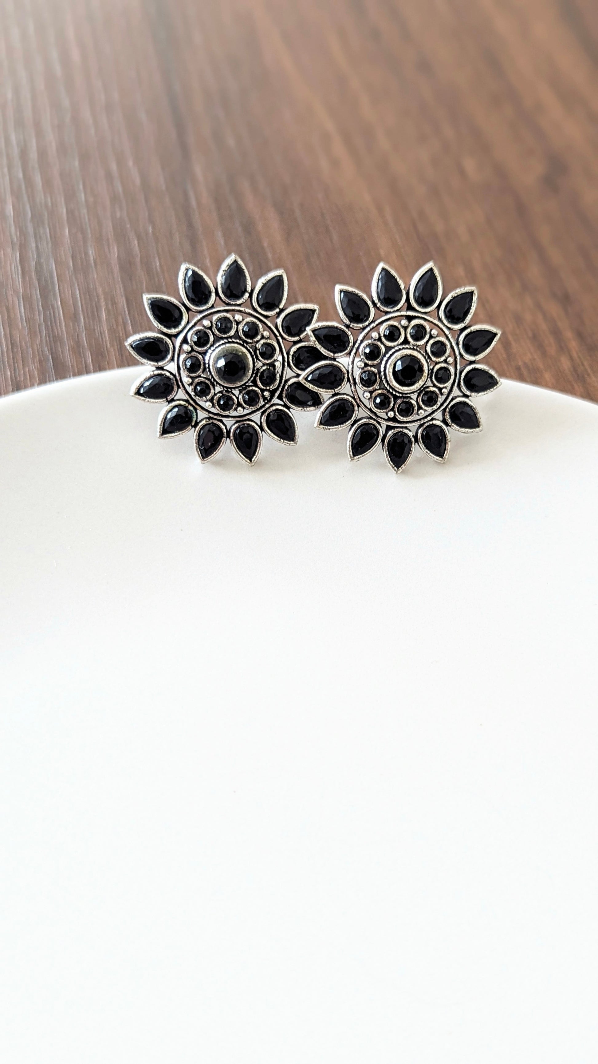 A pair of dainty stud earrings with black stones. Pick-up in Ajax Ontario. Worldwide shipping available. Perfect for wedding, festival jewelry, indian Jewelry, kids jewelry, kundan jewelry, gifting, costume jewelry, fashion jewelry, Eid, onam, Diwali, karwachauth, navratri. Free shipping available. Jewelry for women. Indian jewelry in ajax durham region.