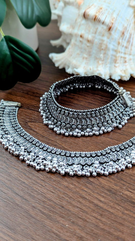 Oxidized silver anklets/payal for your feet with bells at the bottom to make a chime like noise. Available at Sufna Canada in Ajax, Durham Toronto GTA. Delivery available