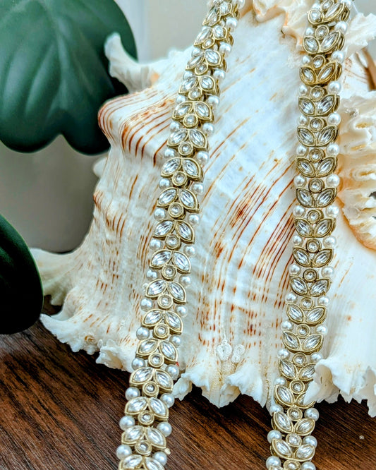 A pair of dainty pearl kundan anklets in flower design. Imitation jewelry. Pick-up in Ajax Ontario. Worldwide shipping available. Perfect for weddings, festival jewelry, indian Jewelry, kids jewelry, kundan jewelry, gifting, costume jewelry, fashion jewelry, Eid, onam, Diwali, karwachauth, navratri. Free shipping available. Jewelry for women. Indian jewelry in ajax durham toronto.