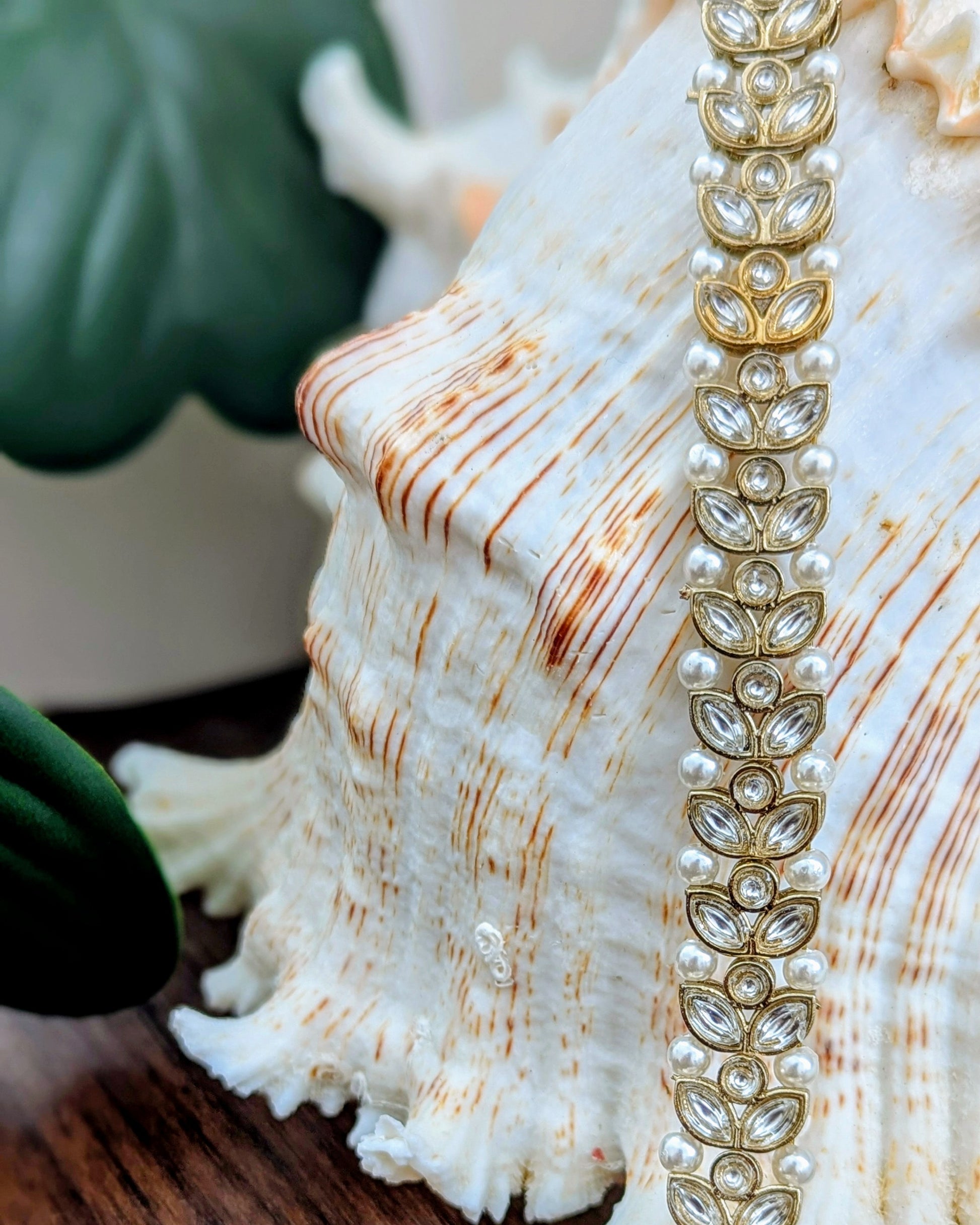 A pair of dainty pearl kundan anklets in flower design. Imitation jewelry. Pick-up in Ajax Ontario. Worldwide shipping available. Perfect for weddings, festival jewelry, indian Jewelry, kids jewelry, kundan jewelry, gifting, costume jewelry, fashion jewelry, Eid, onam, Diwali, karwachauth, navratri. Free shipping available. Jewelry for women. Indian jewelry in ajax durham toronto.