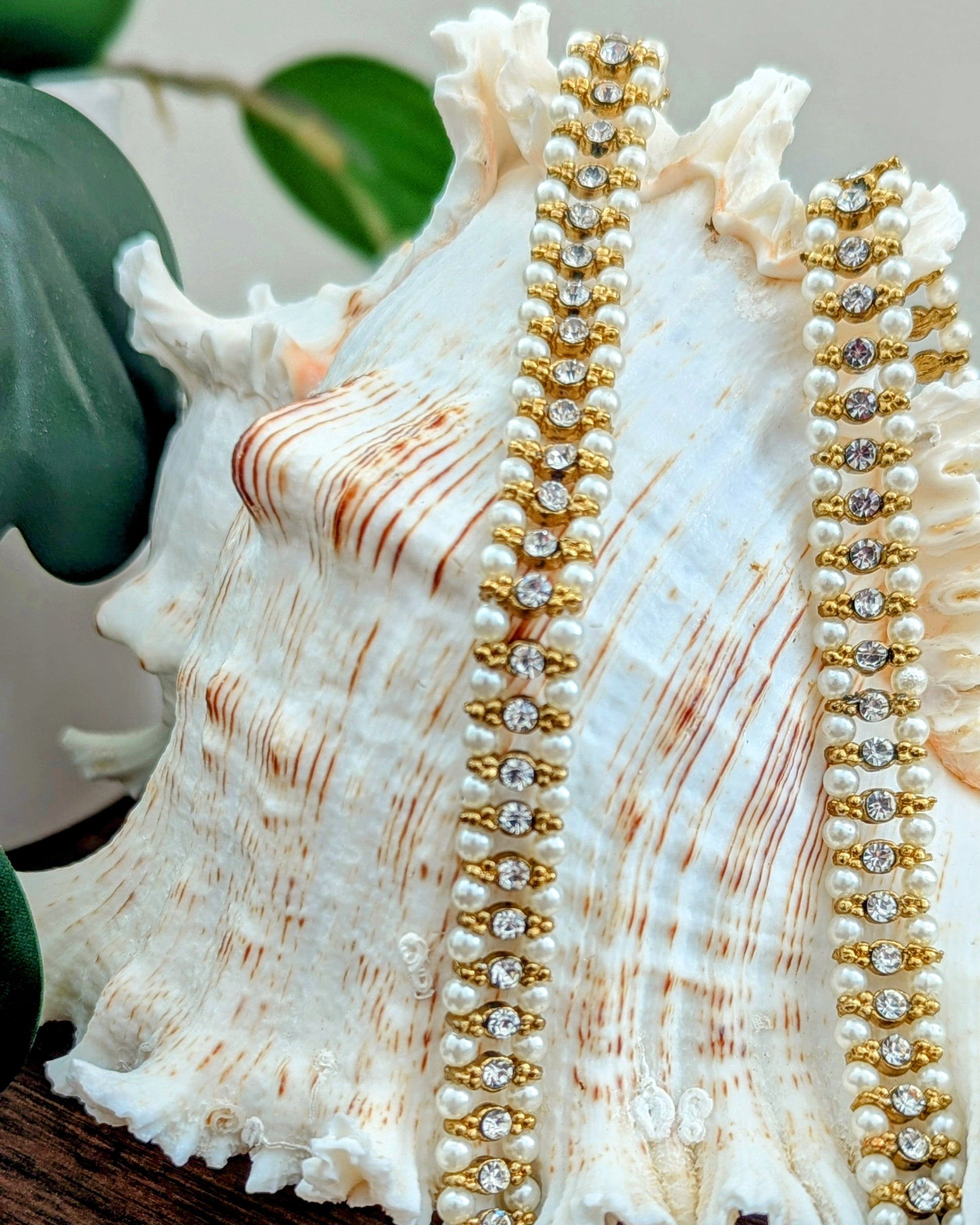 A pair of dainty pearl kundan anklets in pearl design. Imitation jewelry. Pick-up in Ajax Ontario. Worldwide shipping available. Perfect for weddings, festival jewelry, indian Jewelry, kids jewelry, kundan jewelry, gifting, costume jewelry, fashion jewelry, Eid, onam, Diwali, karwachauth, navratri. Free shipping available. Jewelry for women. Indian jewelry in ajax durham toronto.