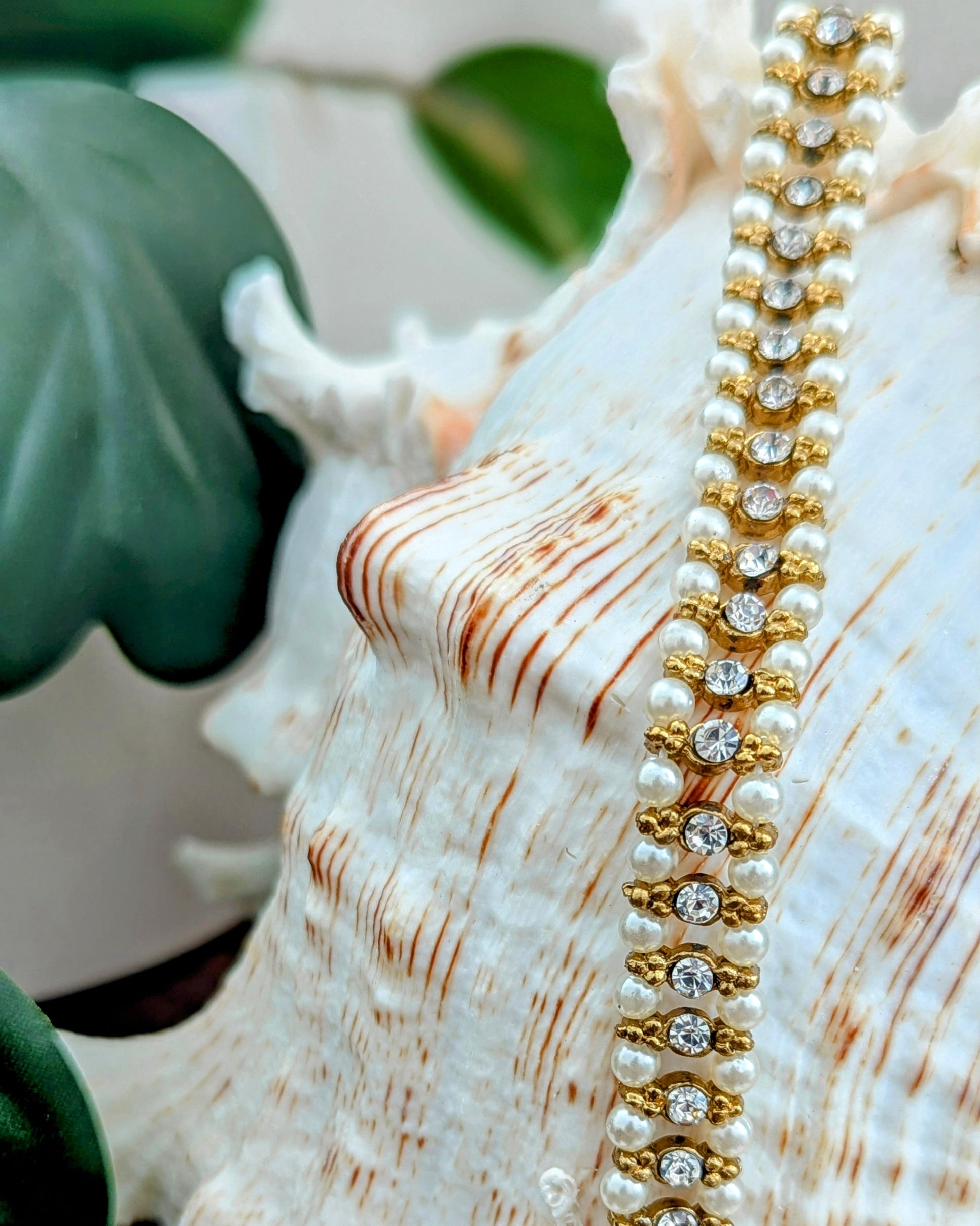 A pair of dainty pearl kundan anklets in pearl design. Imitation jewelry. Pick-up in Ajax Ontario. Worldwide shipping available. Perfect for weddings, festival jewelry, indian Jewelry, kids jewelry, kundan jewelry, gifting, costume jewelry, fashion jewelry, Eid, onam, Diwali, karwachauth, navratri. Free shipping available. Jewelry for women. Indian jewelry in ajax durham toronto.