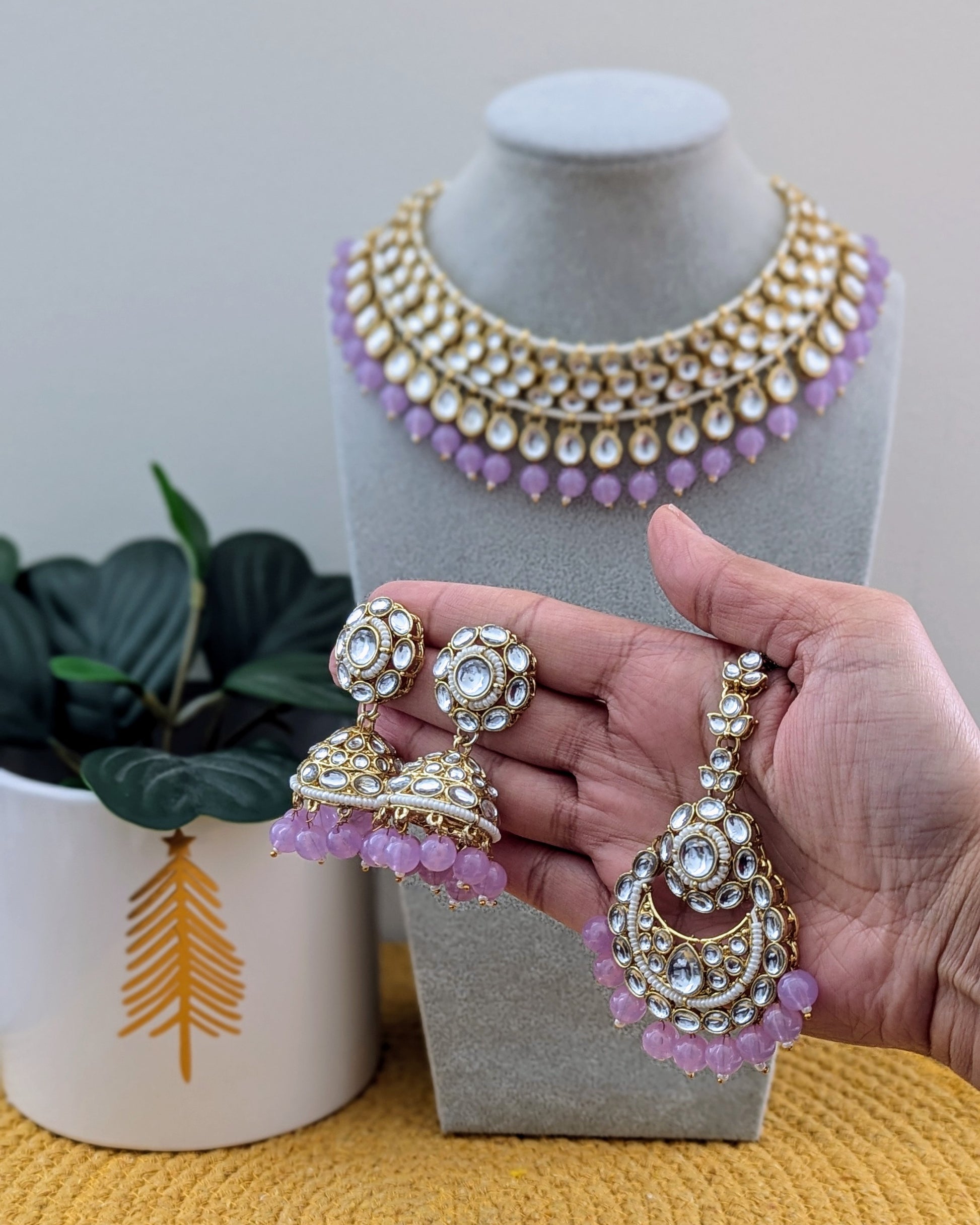 A lavender and gold choker necklace with pearl details displayed on a mannequin bust. Pick-up in Ajax Ontario. Worldwide shipping available. Perfect for weddings, festival jewelry, indian Jewelry, kids jewelry, kundan jewelry, gifting, costume jewelry, fashion jewelry, Eid, onam, Diwali, karwachauth, navratri. Free shipping available. Jewelry for women. Indian jewelry in durham Toronto canada.