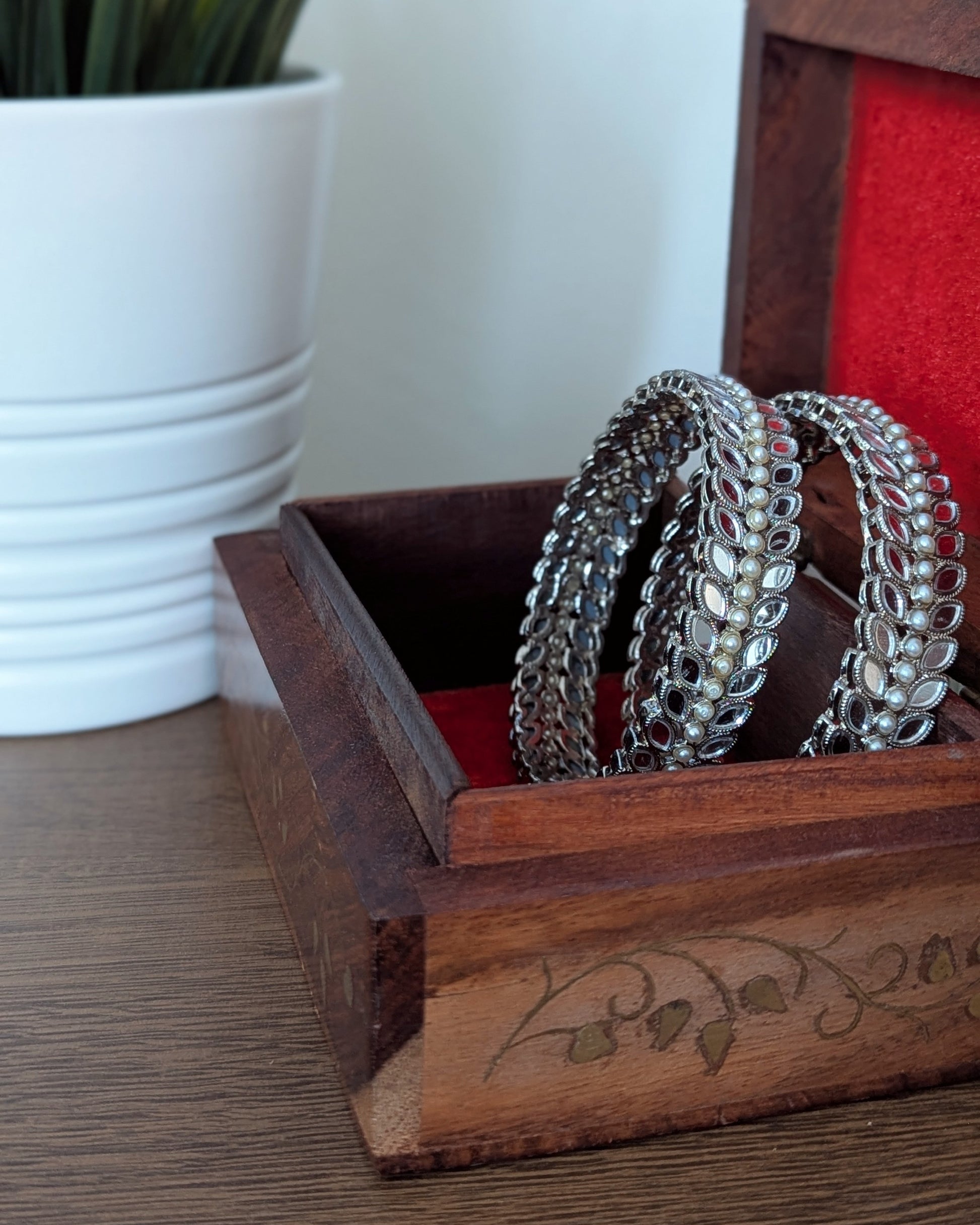 A pair of beautiful silver mirror bangles with pearl detailing. Imitation jewelry. Pick-up in Ajax Ontario. Worldwide shipping available. Perfect for weddings, festival jewelry, indian Jewelry, kids jewelry, kundan jewelry, gifting, costume jewelry, fashion jewelry, Eid, onam, Diwali, karwachauth, navratri. Free shipping available. Jewelry for women. Indian jewelry in ajax durham region. Bollywood style jewelry.