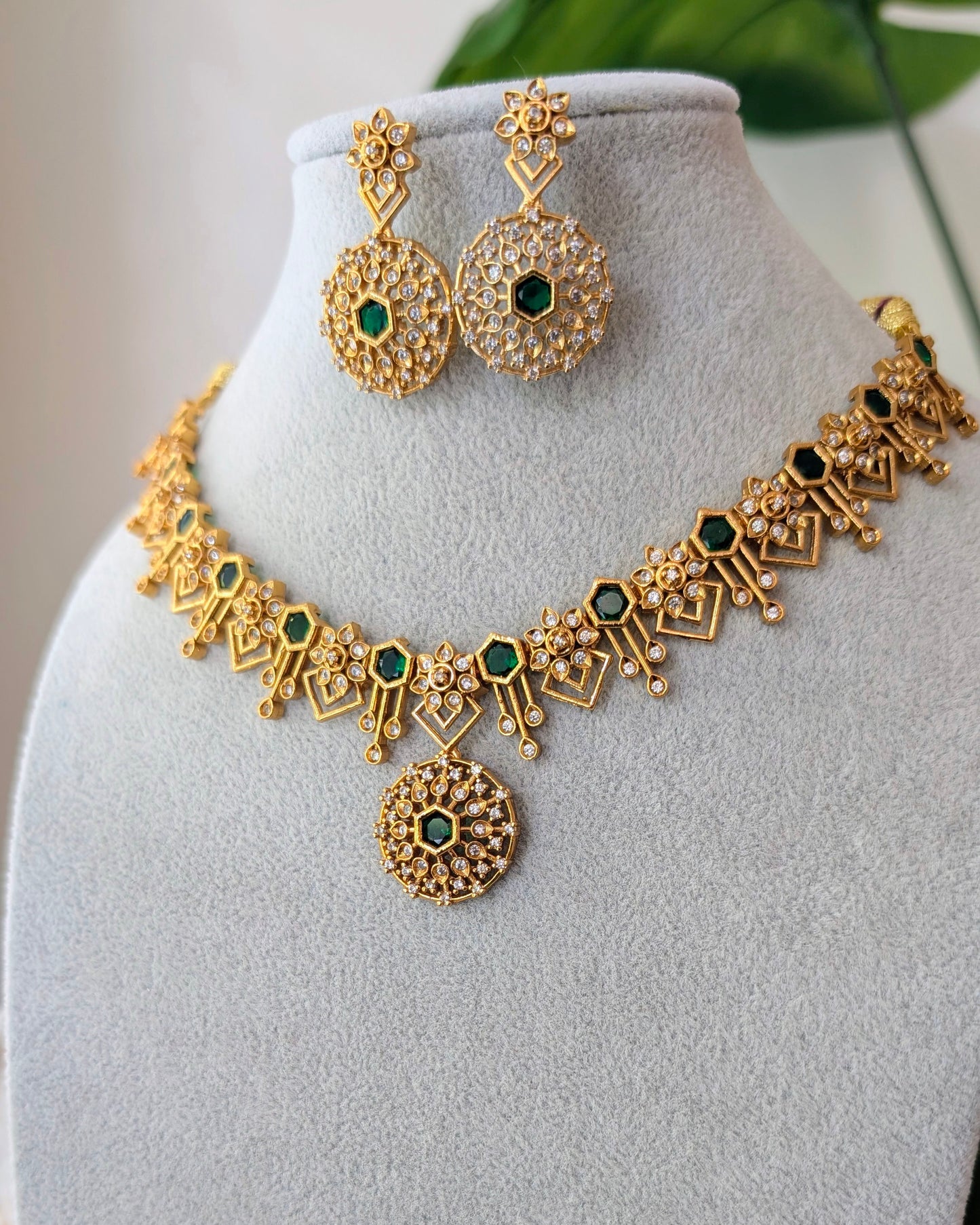 Trending Victorian Setting Green Emerald Neckline