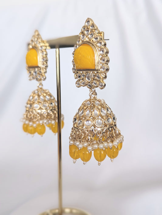 Adorn yourself with the radiant Bhavna Jhumka in yellow! This exquisite kundan crafted piece is sure to leave you feeling glamorous and gorgeous.
